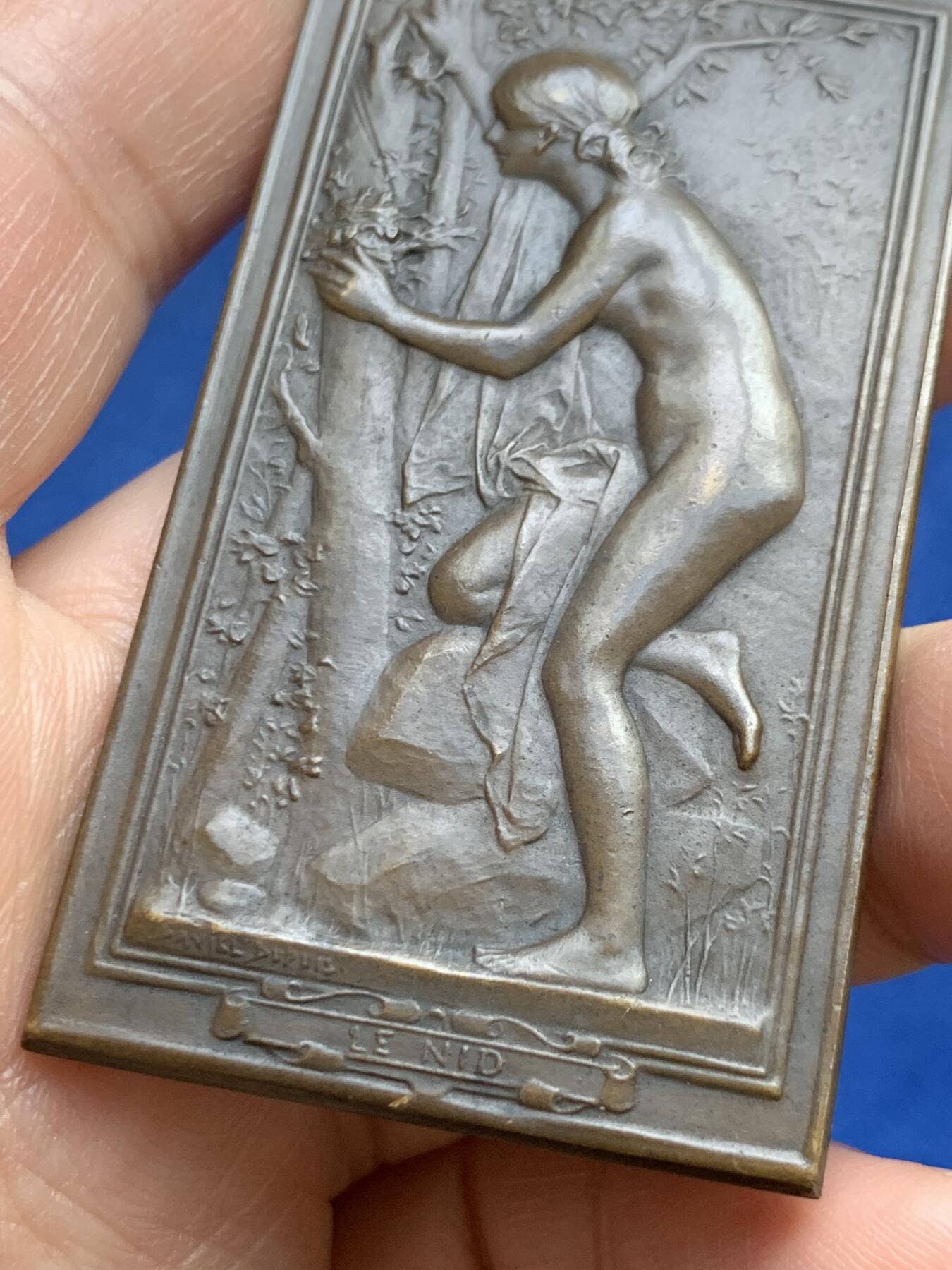 《竞宝斋》第482场 周日，周一 2场连拍 （全场包邮）20级店铺 欢迎送拍 法国天才章牌大师丹尼尔·杜普伊作《巢》，法国新艺术时期铜章，《Le Nid（鸟巢）》清凉章，原铸，丰饶角铜标，65.8*37.2mm，54.4克。细节见图