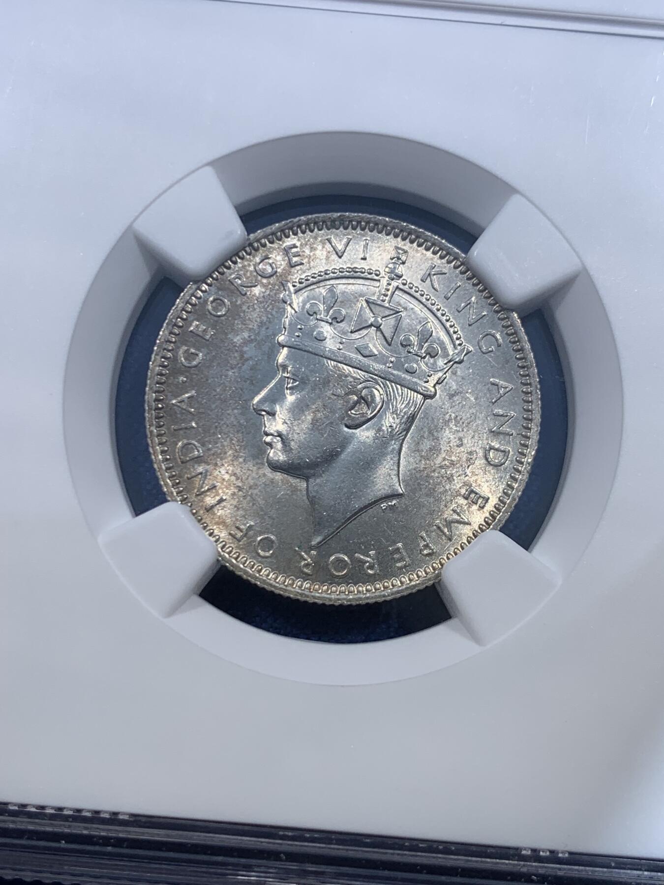 《竞宝斋》第482场 周日，周一 2场连拍 （全场包邮）20级店铺 欢迎送拍 NGC MS64 马来亚1943年乔六20分银币 少见BU状态，光度非常好的一枚