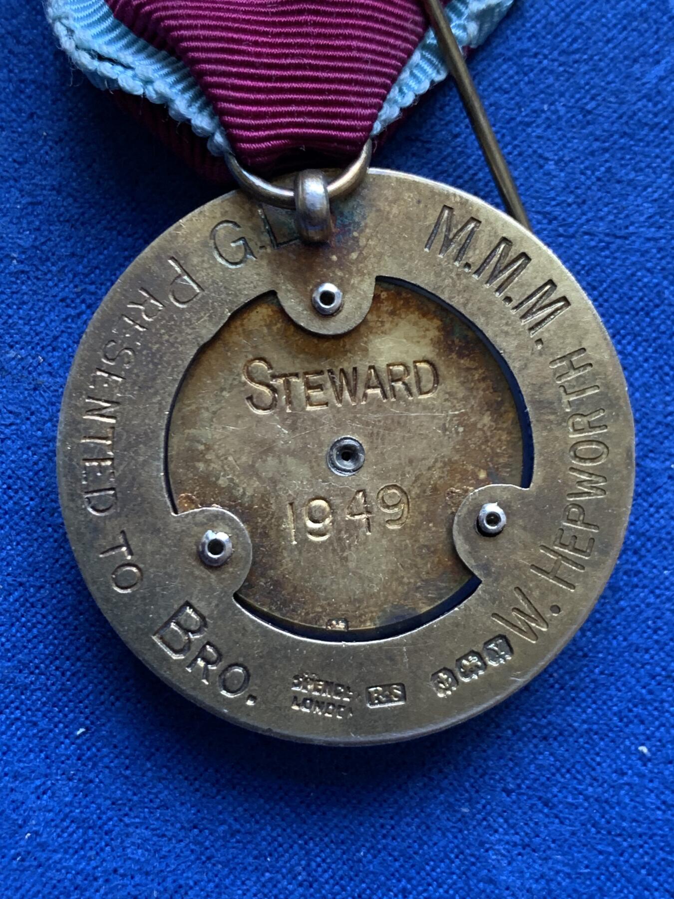 《竞宝斋》第482场 周日，周一 2场连拍 （全场包邮）20级店铺 欢迎送拍 英国1949年共济会镀金银章。工艺精湛，走狮银标清晰，金水法琅饱满，伦敦原盒。共济会是西方颇带神秘色彩的组织，美元钞票上某些图案的来源。总重约30.6克