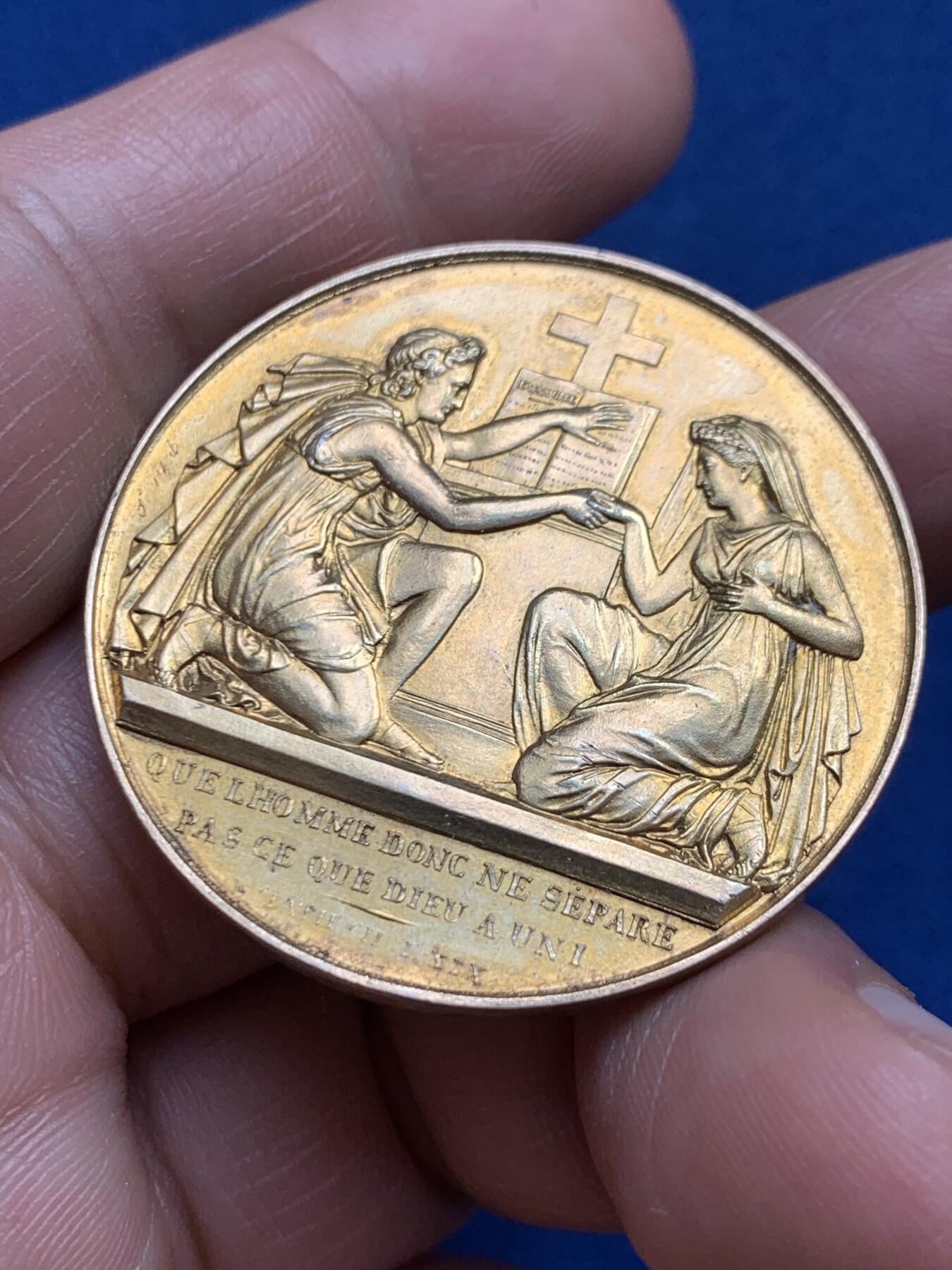 《竞宝斋》第482场 周日，周一 2场连拍 （全场包邮）20级店铺 欢迎送拍 1916年法国主题婚礼纪念镀金银章，正面铭文译“婚姻是上帝的旨意，不可分开”西方婚礼中的经典誓言，背面玫瑰花环围绕，象征着爱情与忠贞。直径：38.5mm，重：23.65g