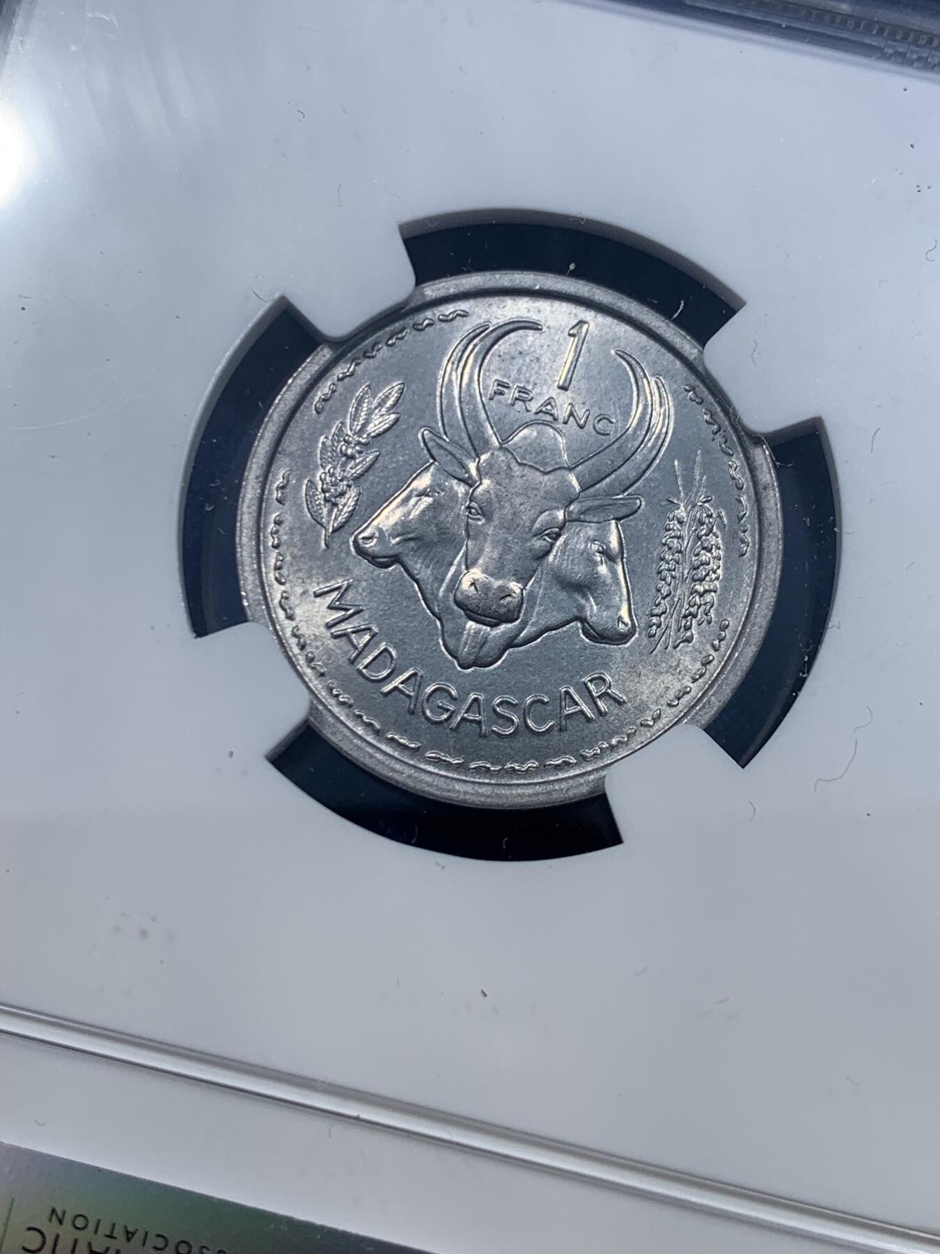 《竞宝斋》第482场 周日，周一 2场连拍 （全场包邮）20级店铺 欢迎送拍 NGC MS66 马达加斯加1958年1法郎铝币 66分高分不易 细节极为清晰