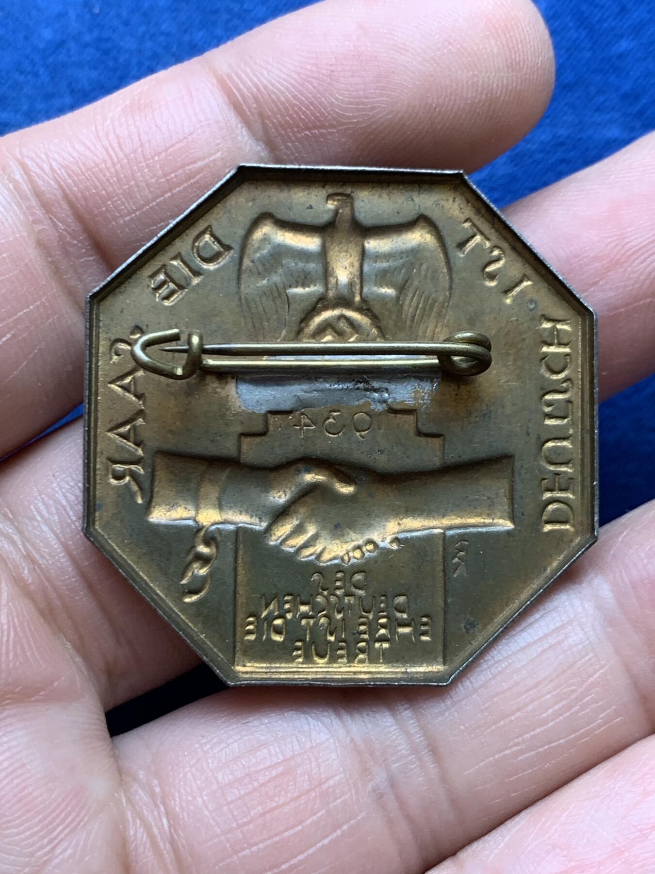 《竞宝斋》第482场 周日，周一 2场连拍 （全场包邮）20级店铺 欢迎送拍 德国八角型胸章 纪念1934年萨尔区光复，版别年代自辨，带别针当心扎手，3.65克，37.5mm