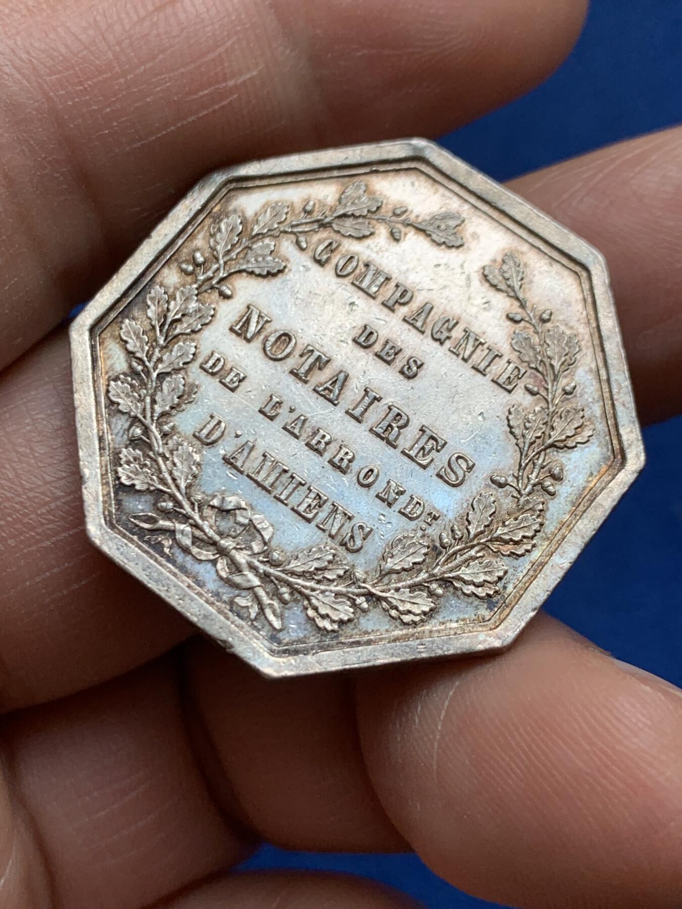 《竞宝斋》第482场 周日，周一 2场连拍 （全场包邮）20级店铺 欢迎送拍 法国八角银质代币，亚眠公证人协会，15.38g，31.7mm，蜜蜂边铭