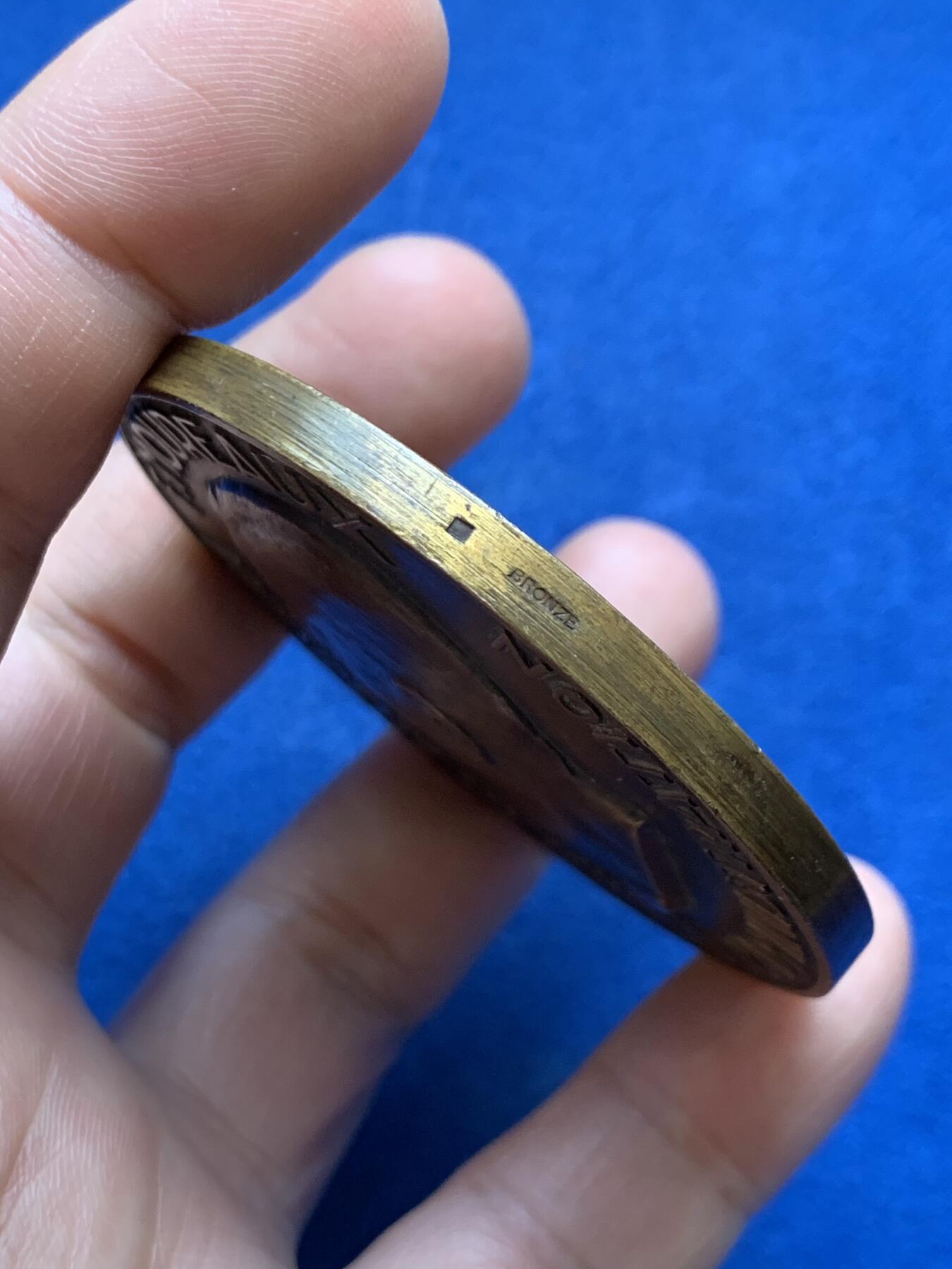 《竞宝斋》第482场 周日，周一 2场连拍 （全场包邮）20级店铺 欢迎送拍 法国苏兹体育场纪念铜章 111.7克 59.3mm