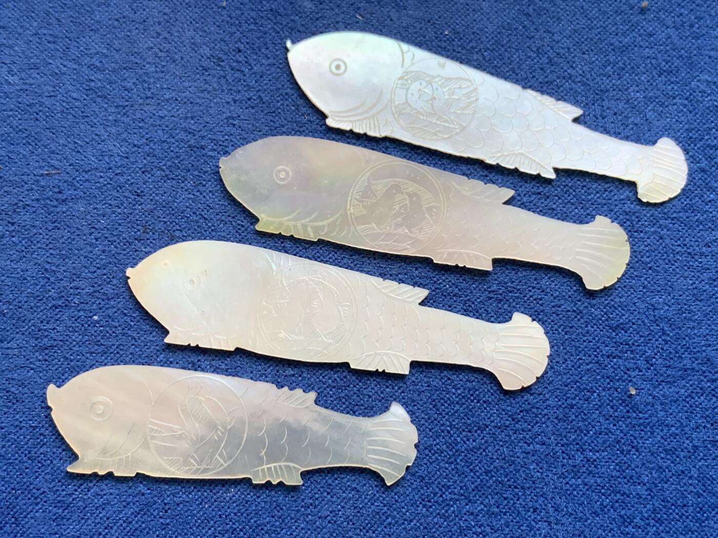 《竞宝斋》第482场 周日，周一 2场连拍 （全场包邮）20级店铺 欢迎送拍 清代刻花螺钿鱼形筹码双对四枚，成双成对，东方韵味，晶莹趣味，寓意吉祥，总重3.33克，尺寸51mm*12.5mm