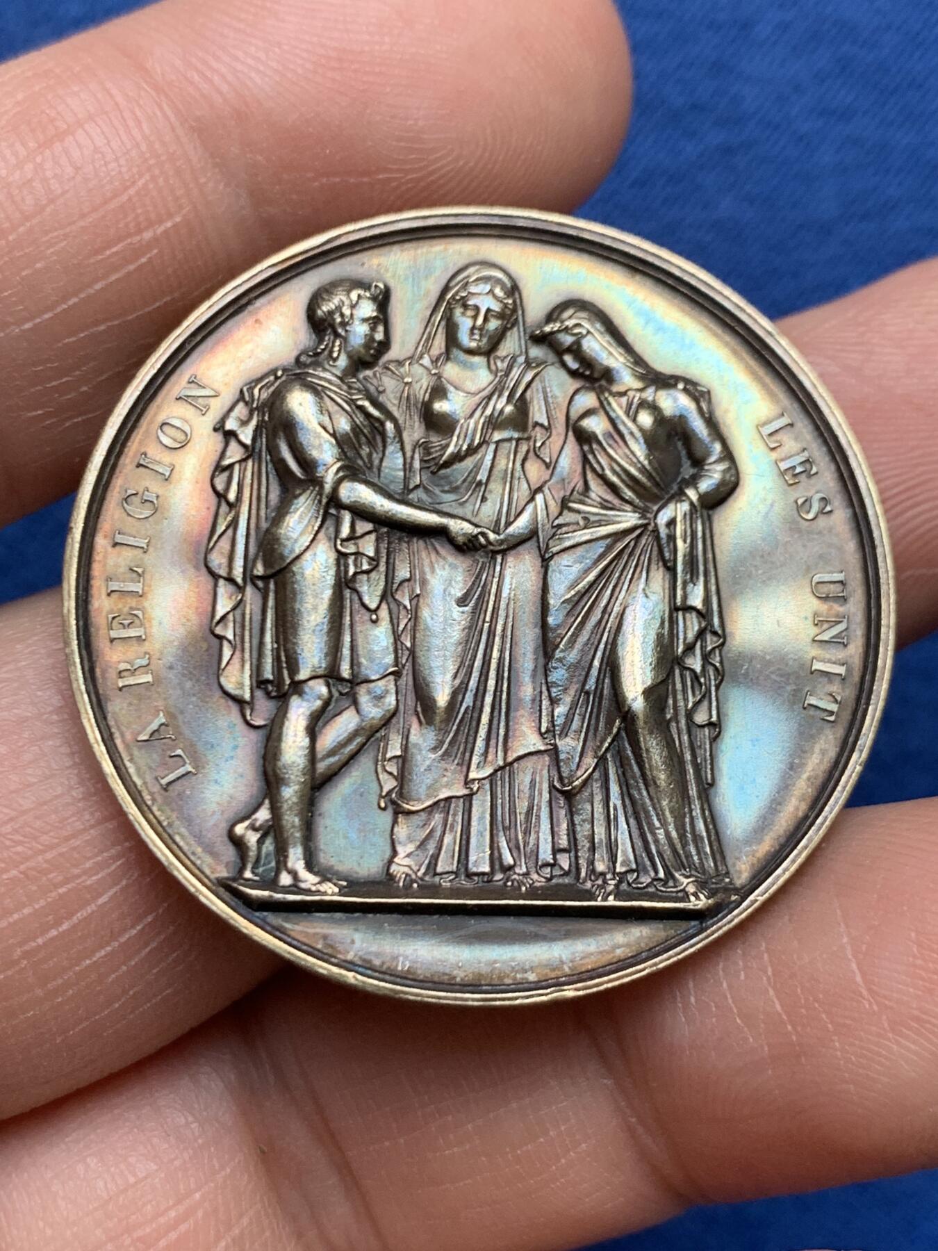 《竞宝斋》第482场 周日，周一 2场连拍 （全场包邮）20级店铺 欢迎送拍 1866年法国主题婚礼纪念镀金银章，正面刻画由宗教女神见证的新人牵手场景，边缘铭文译“宗教将他们结合”。直径：36.6mm，重：22.2g，蜜蜂银标。