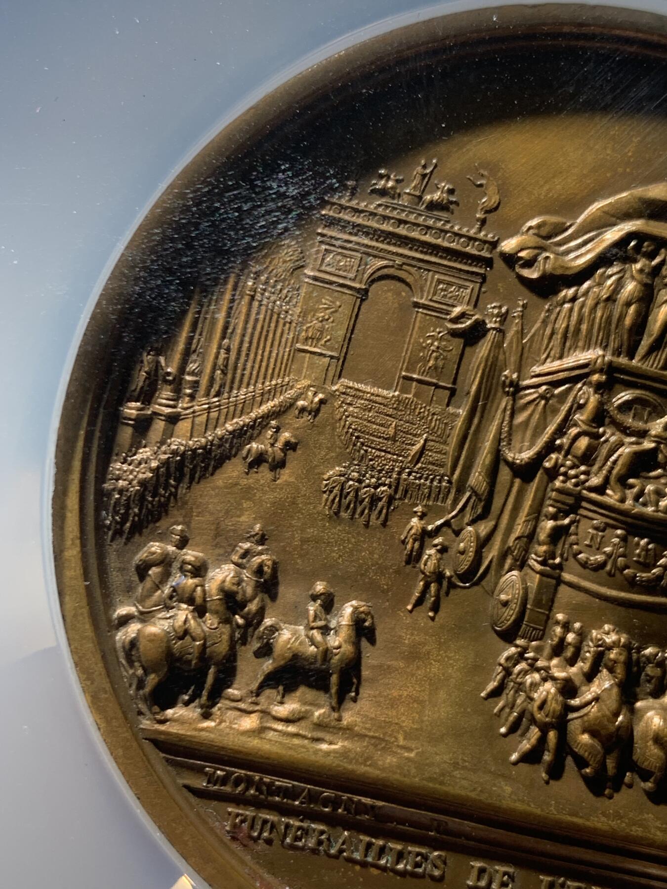 《竞宝斋》第482场 周日，周一 2场连拍 （全场包邮）20级店铺 欢迎送拍 NGC UNCD 法国1840年拿破仑巴黎葬礼大型铜章，场面刻画恢弘大气，在后铸版本里细节体现已经非常好了，直径58.5mm，重105克，加大加厚盒