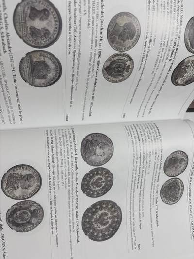 文馨钱币收藏第 303 场，【五一钱币荟，收藏盛宴】长期接代拍业务 世界各国各朝各代货币介绍目录大全附带价格表，应有尽有，全书共 704 页，非常厚重，约几公斤，不包邮，中拍实收快递邮费