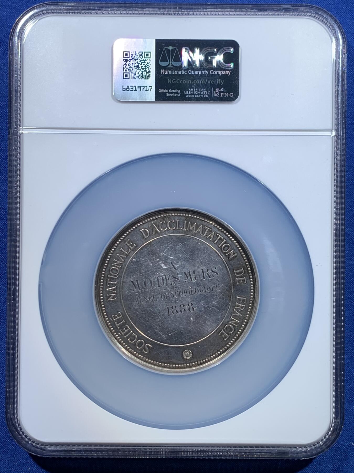 《竞宝斋》第482场 周日，周一 2场连拍 （全场包邮）20级店铺 欢迎送拍 NGC MS61 法国驯化学会大银章 吉利年1888年 直径60mm 加大加厚盒