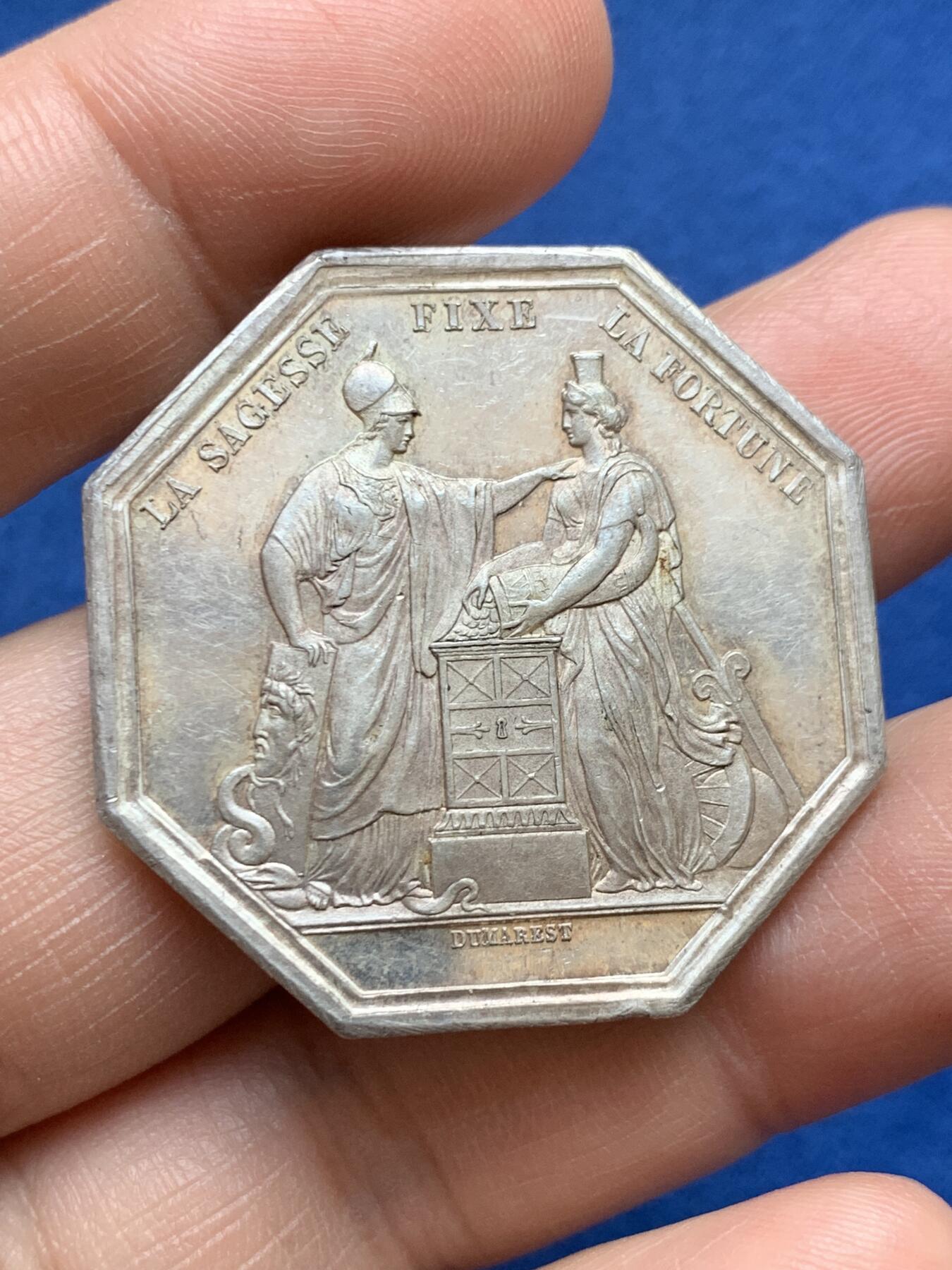 《竞宝斋》第482场 周日，周一 2场连拍 （全场包邮）20级店铺 欢迎送拍 早期法兰西银行八角银质代币 24.8克 36.4mm 手指银标