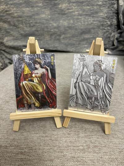 喜灰玩卡拍卖第八期，接拍品0佣金，欢迎送拍，释放现金流，让自己有资金可以购买更多喜欢的卡牌，让别的卡友能淘到更多心仪的卡牌 卡德曼 张建东水浒 特卡 阎婆惜 线稿、水墨一组两张 折光粗闪