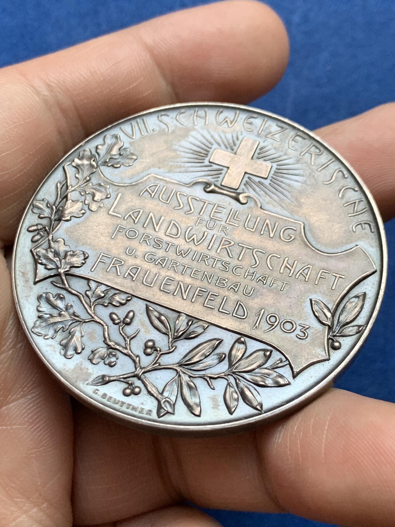 《竞宝斋》第482场 周日，周一 2场连拍 （全场包邮）20级店铺 欢迎送拍 瑞士1903年弗劳恩菲尔德大银章，瑞士第七届农林业博览会银章，直径50mm左右，重约53克左右，非常经典的铁灰包浆，很养眼，上手舒服。