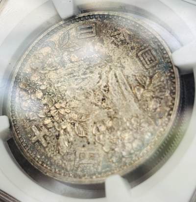 文馨钱币收藏第 303 场，【五一钱币荟，收藏盛宴】长期接代拍业务 NGC MS64 日本 1964 年东京奥运会 1000 元大银币，黄油彩光点点，淡淡金焦黄边包浆极其完美