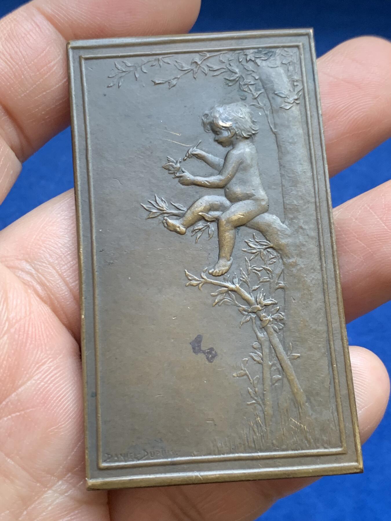 《竞宝斋》第482场 周日，周一 2场连拍 （全场包邮）20级店铺 欢迎送拍 法国天才章牌大师丹尼尔·杜普伊作《巢》，法国新艺术时期铜章，《Le Nid（鸟巢）》清凉章，原铸，丰饶角铜标，65.8*37.2mm，54.4克。细节见图