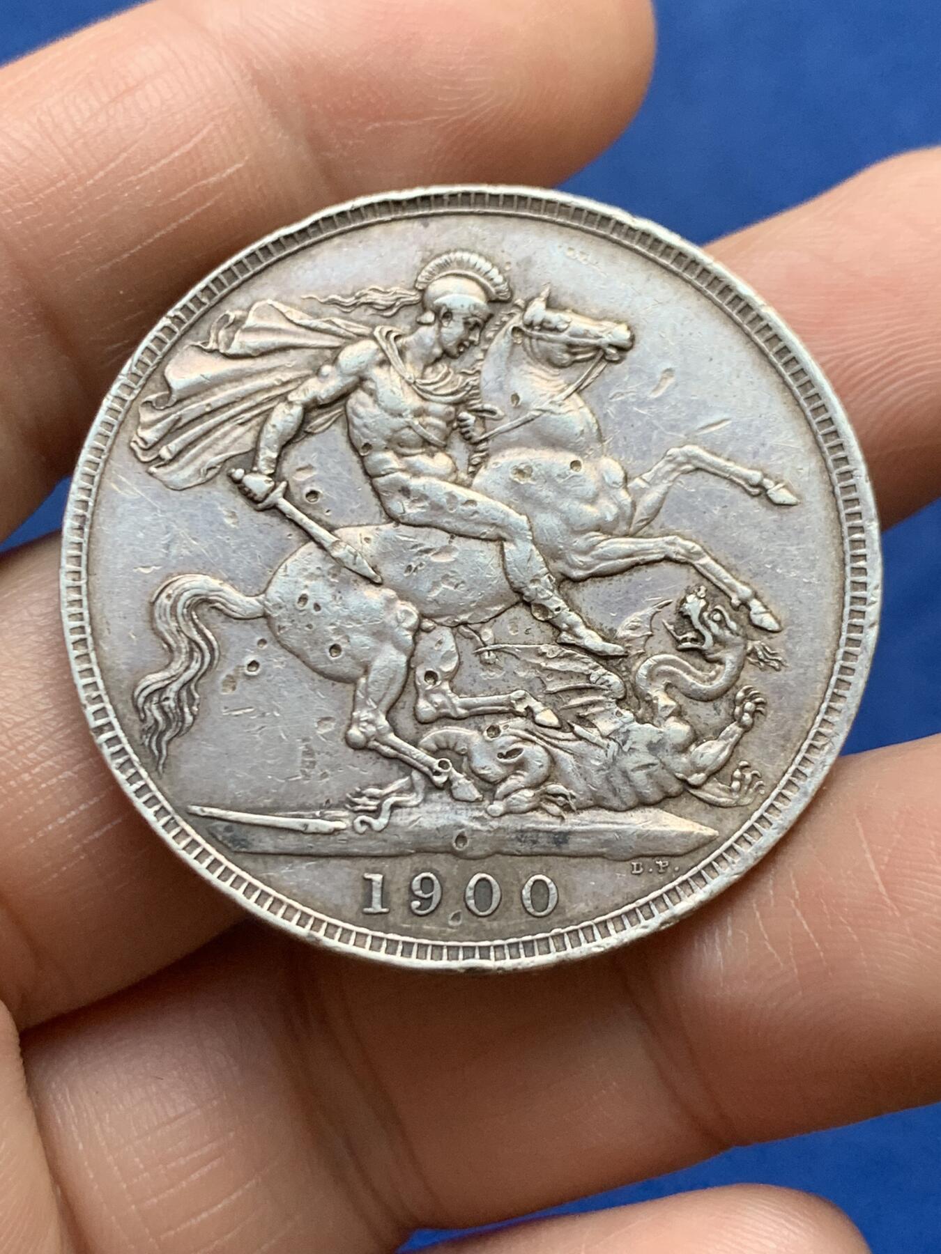 《竞宝斋》第482场 周日，周一 2场连拍 （全场包邮）20级店铺 欢迎送拍 英国1900年维多利亚女皇披纱马剑一克朗银币 背面有戳记 细节见图