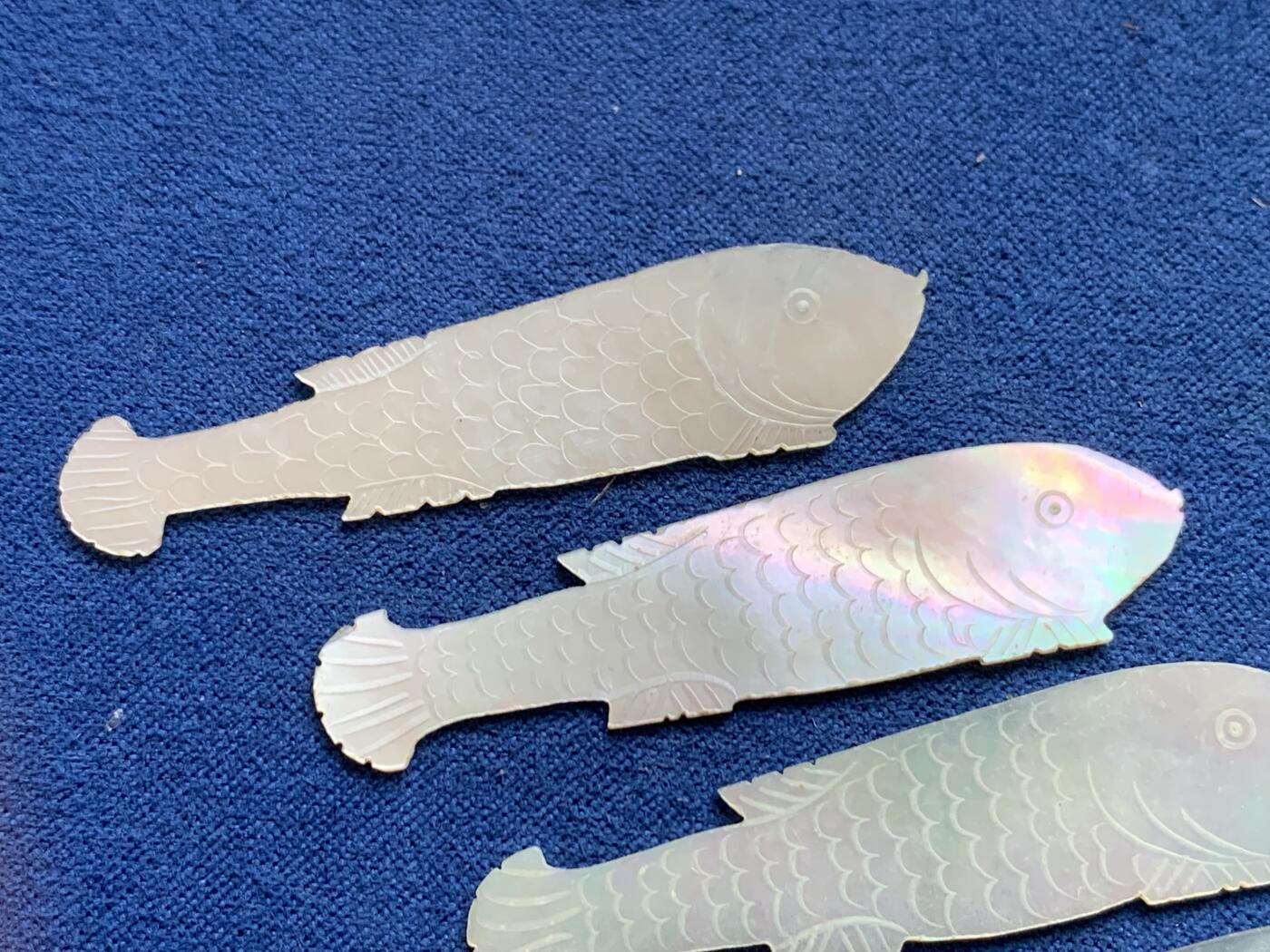 《竞宝斋》第482场 周日，周一 2场连拍 （全场包邮）20级店铺 欢迎送拍 清代刻花螺钿鱼形筹码双对四枚，成双成对，东方韵味，晶莹趣味，寓意吉祥，总重3.33克，尺寸51mm*12.5mm