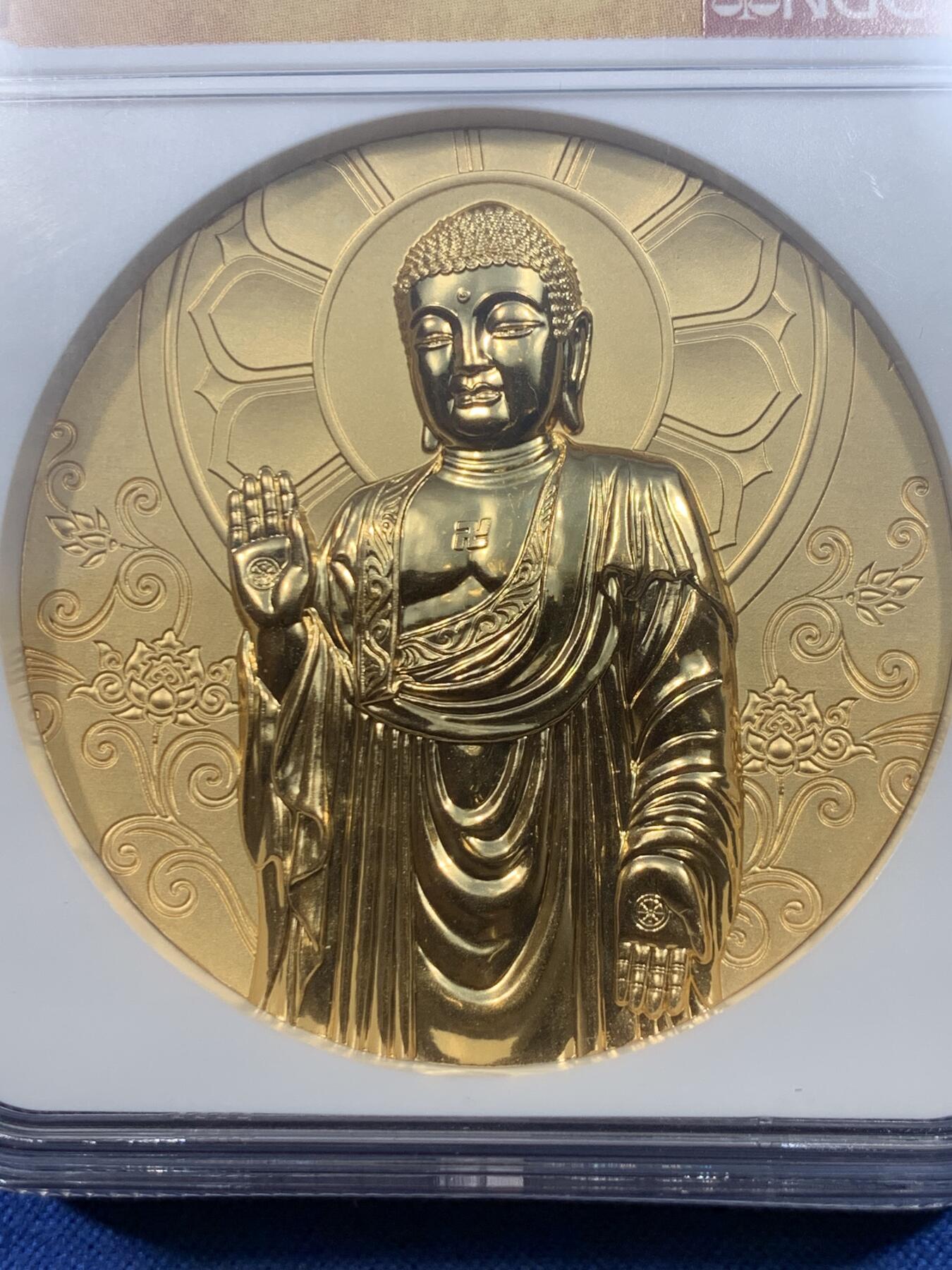 《竞宝斋》第482场 周日，周一 2场连拍 （全场包邮）20级店铺 欢迎送拍 NGC MS70 首期 乍得2023年灵山大佛10000法郎高浮雕镀金银币 2盎司999银 发行量500枚 佛像镜面感 盒证全