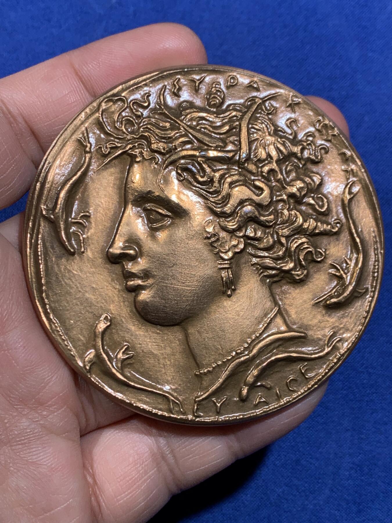 《竞宝斋》第482场 周日，周一 2场连拍 （全场包邮）20级店铺 欢迎送拍 法国海豚与少女复古大铜章 167.8克 67.5mm 带盒