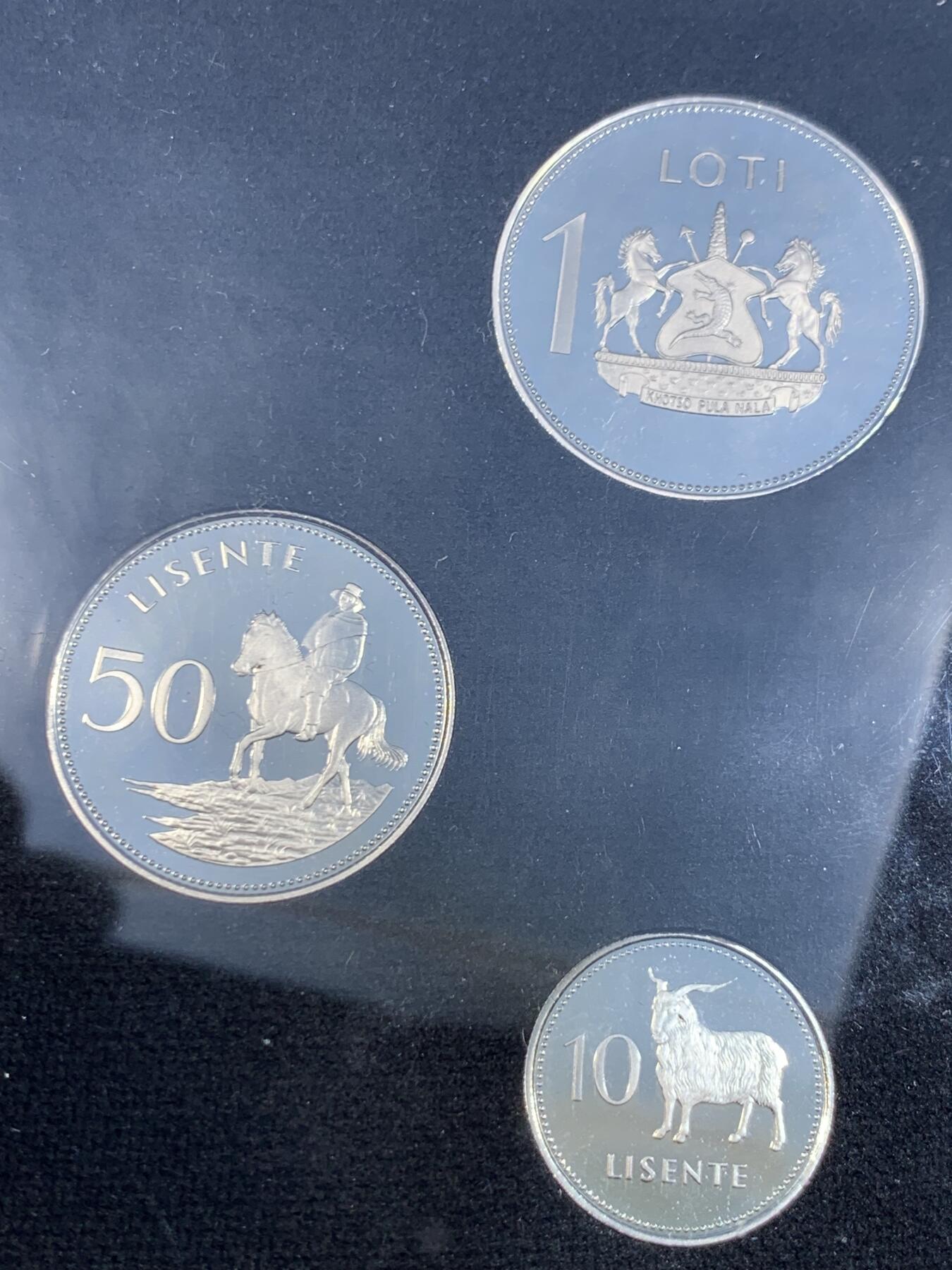 《竞宝斋》第482场 周日，周一 2场连拍 （全场包邮）20级店铺 欢迎送拍 莱索托1979年首套流通币套装，全套7枚，原装原盒，品相很美，莱索托建国首套货币，历史意义重大，非洲钱币收藏精品，成套少见。