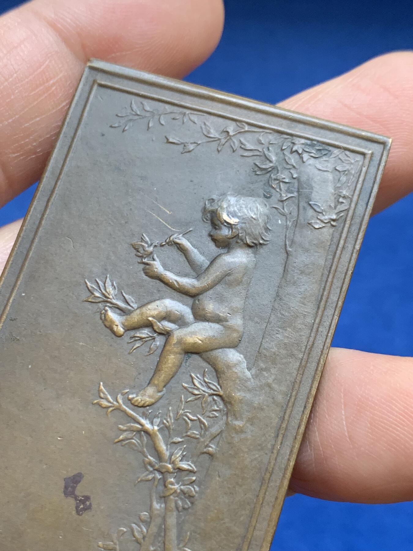 《竞宝斋》第482场 周日，周一 2场连拍 （全场包邮）20级店铺 欢迎送拍 法国天才章牌大师丹尼尔·杜普伊作《巢》，法国新艺术时期铜章，《Le Nid（鸟巢）》清凉章，原铸，丰饶角铜标，65.8*37.2mm，54.4克。细节见图