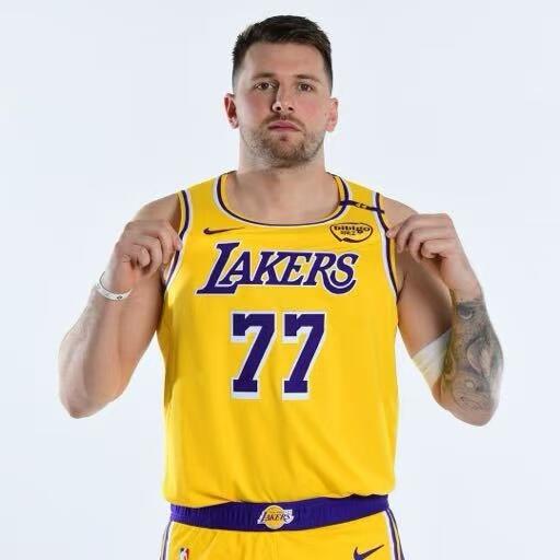 零元拍：东大王加冕得分王，NBA得分王卢卡-东契奇亲签洛杉矶湖人Nike球队限定紫金球衣背书经典Luka Magic，本人尺码，绝对是这个辉煌赛季的不二收藏！