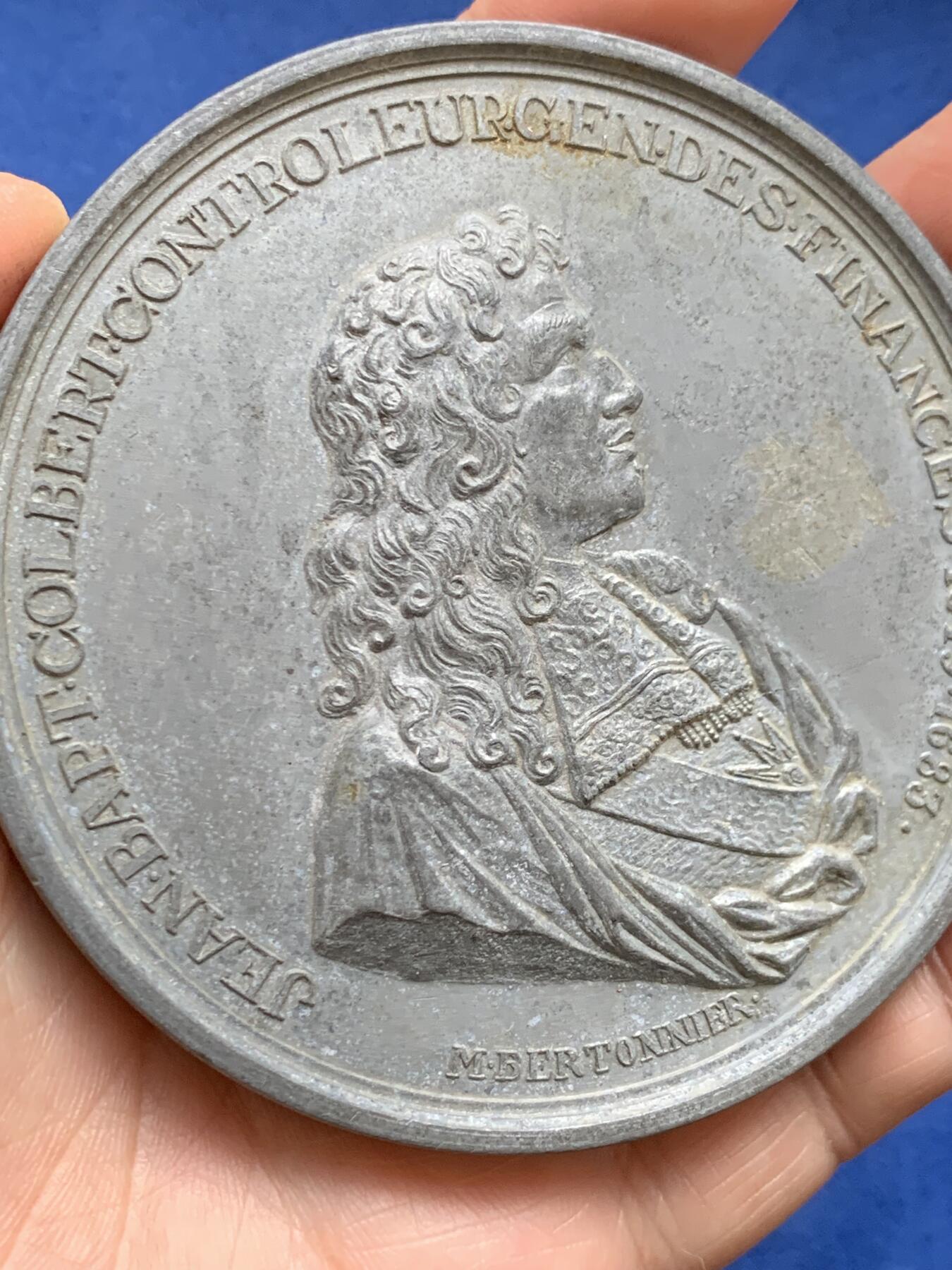 《竞宝斋》第482场 周日，周一 2场连拍 （全场包邮）20级店铺 欢迎送拍 法国国务大臣让-巴蒂斯特·柯尔贝尔纪念大锡章 光边 171.4克 80.5mm