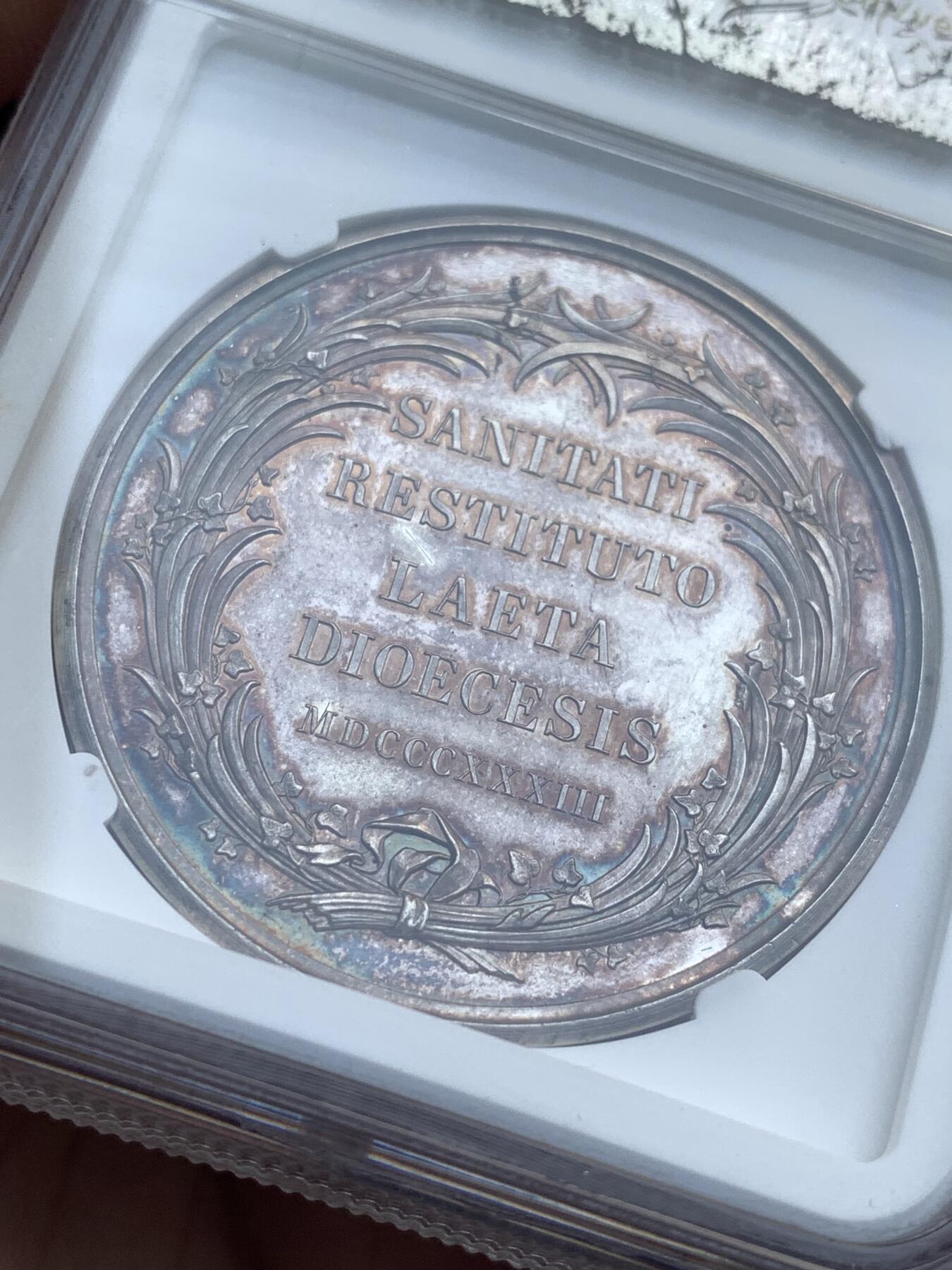 《竞宝斋》第482场 周日，周一 2场连拍 （全场包邮）20级店铺 欢迎送拍 NGC MS63 德国 1833年科隆费迪南德奥古斯塔主教纪念大银章，加厚盒，人物高浮雕，炫五彩包浆，早期德国高艺术性银章，细节雕刻极佳。盒子右侧有损，细节见图。