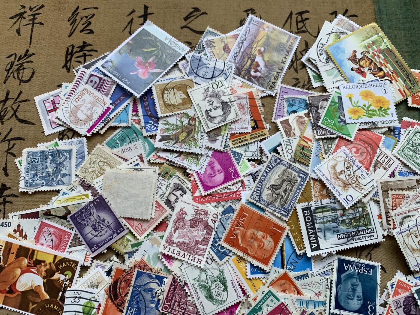 《竞宝斋》第482场 周日，周一 2场连拍 （全场包邮）20级店铺 欢迎送拍 世界邮票一组 细节见图 连袋子总重40.8克 数量巨多