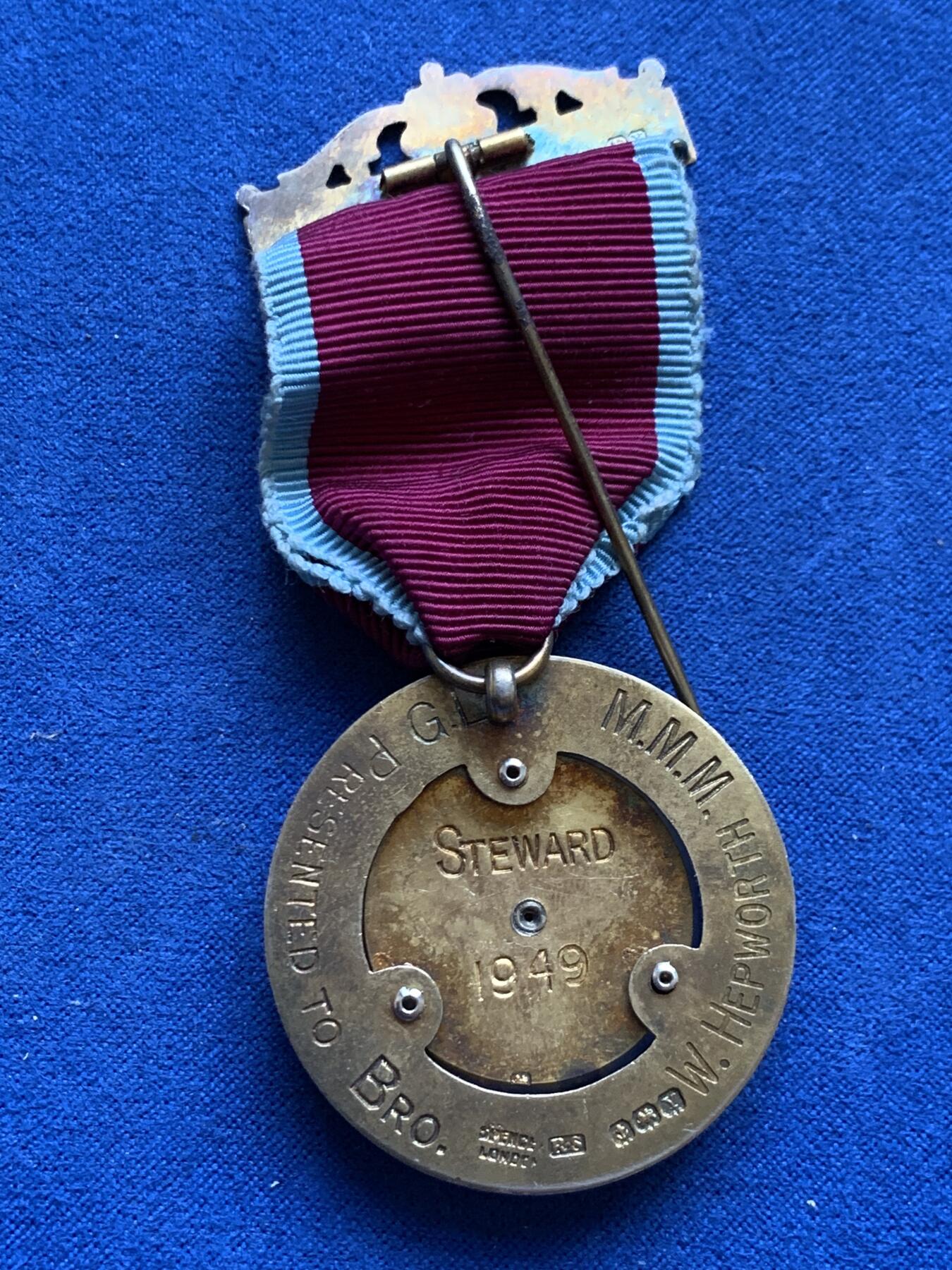 《竞宝斋》第482场 周日，周一 2场连拍 （全场包邮）20级店铺 欢迎送拍 英国1949年共济会镀金银章。工艺精湛，走狮银标清晰，金水法琅饱满，伦敦原盒。共济会是西方颇带神秘色彩的组织，美元钞票上某些图案的来源。总重约30.6克