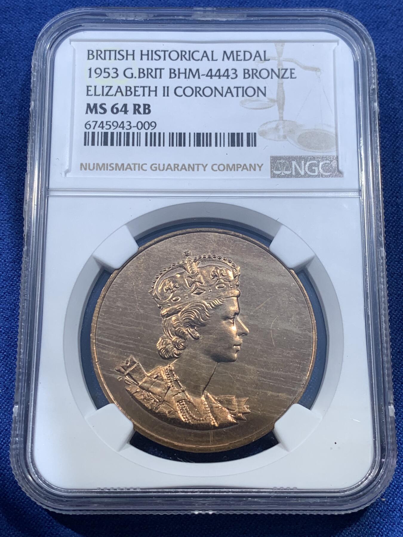《竞宝斋》第482场 周日，周一 2场连拍 （全场包邮）20级店铺 欢迎送拍 NGC MS64RB 英国1953年伊丽莎白女王登基铜章，英皇加冕系列，高分不常见。背面帆船劈波斩浪，伊伊年轻靓丽