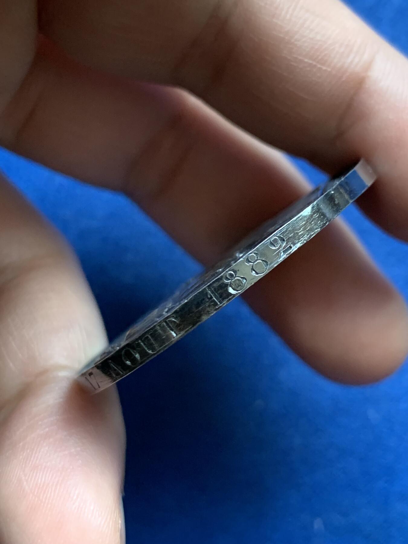 《竞宝斋》第482场 周日，周一 2场连拍 （全场包邮）20级店铺 欢迎送拍 1882年法国主题婚礼纪念大银章，带原盒。正面：刻画新人在基督教祭坛与十字架前宣誓的场景，边缘标注“MARIAGE”与“FIDELITE”，底部有“FRAISSE F.”雕刻师署名，背面：以玫瑰花环环绕花体字母组合，玫瑰象征爱情忠贞，花环设计强化婚姻圆满的寓意。直径：41.2mm，重：31.8g，蜜蜂银标。