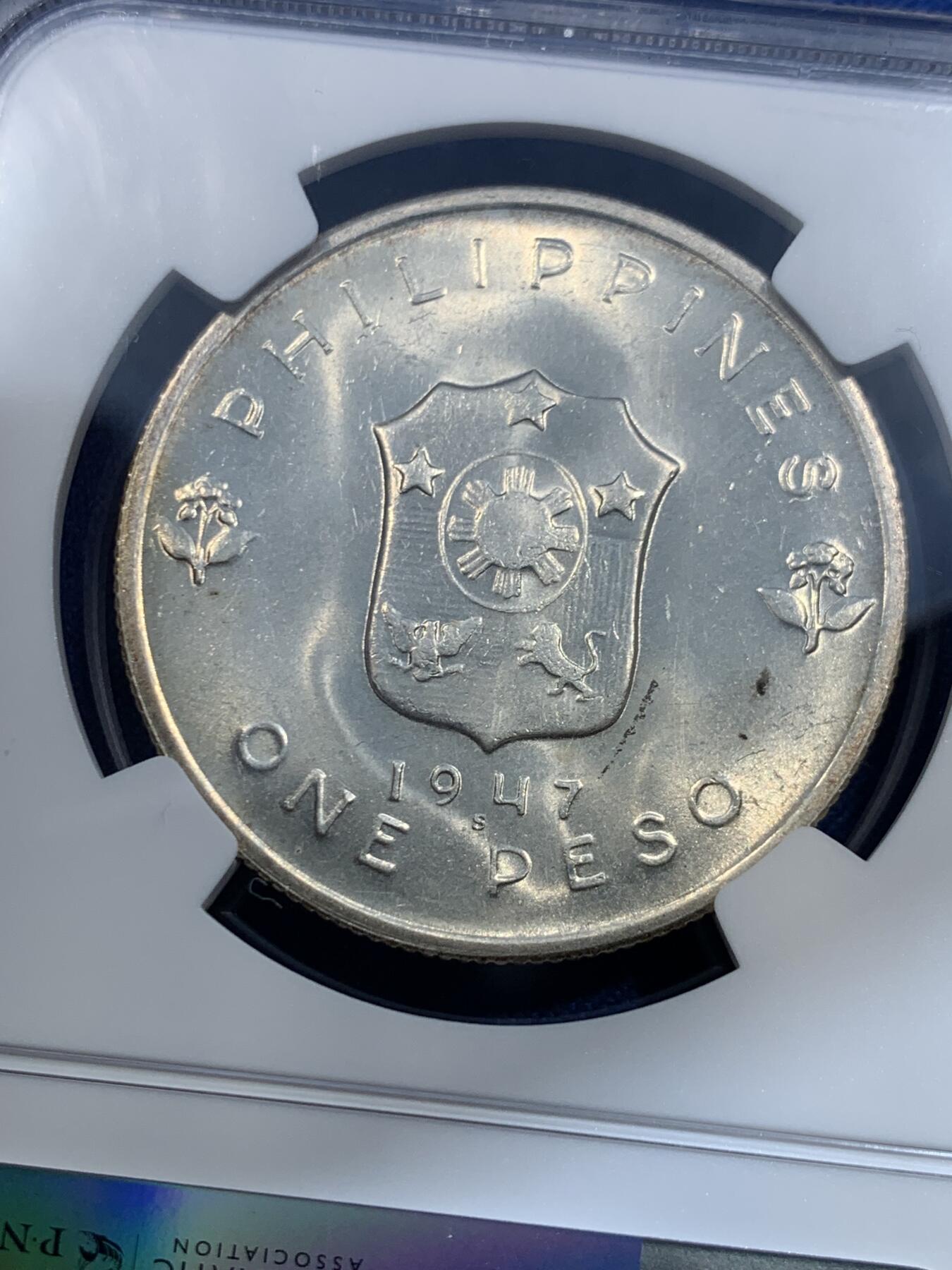 《竞宝斋》第482场 周日，周一 2场连拍 （全场包邮）20级店铺 欢迎送拍 NGC MS65 高分 1947S 美属菲律宾 1比索 麦克阿瑟大银币 个人认为低评了 大热品种 漂亮的白币