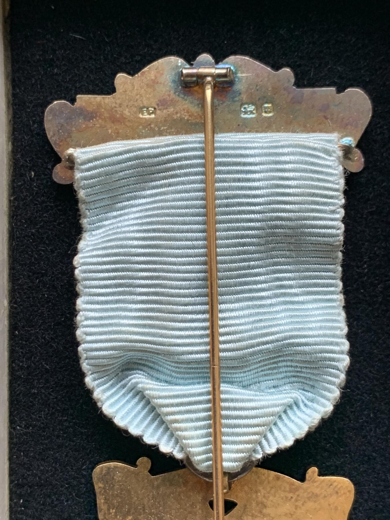 《竞宝斋》第482场 周日，周一 2场连拍 （全场包邮）20级店铺 欢迎送拍 英国1959年共济会镀金银章。设计奢美，工艺精湛，走狮银标清晰，金水饱满，细节见图。总重约32.7克