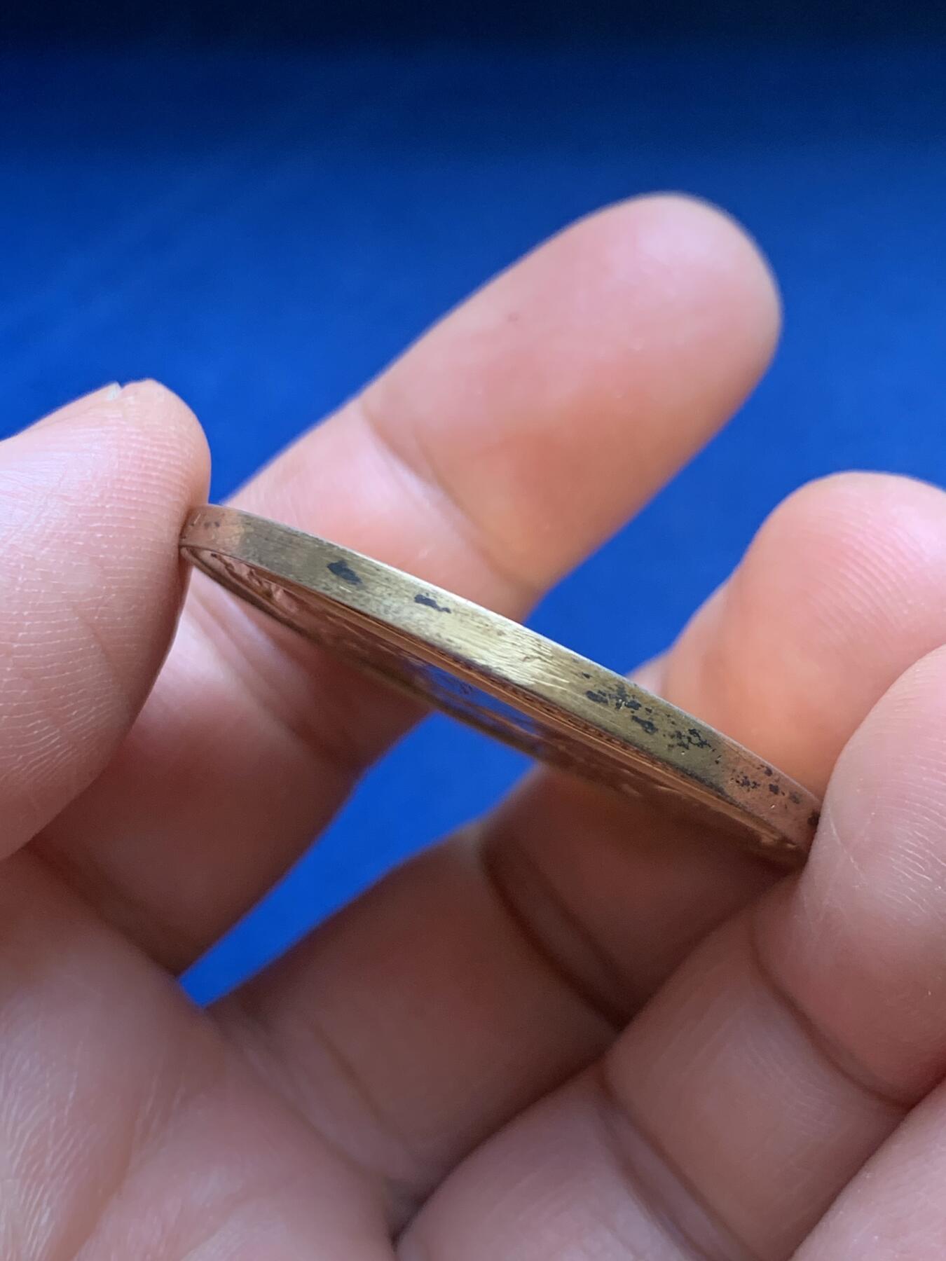 《竞宝斋》第482场 周日，周一 2场连拍 （全场包邮）20级店铺 欢迎送拍 1916年法国主题婚礼纪念镀金银章，正面铭文译“婚姻是上帝的旨意，不可分开”西方婚礼中的经典誓言，背面玫瑰花环围绕，象征着爱情与忠贞。直径：38.5mm，重：23.65g