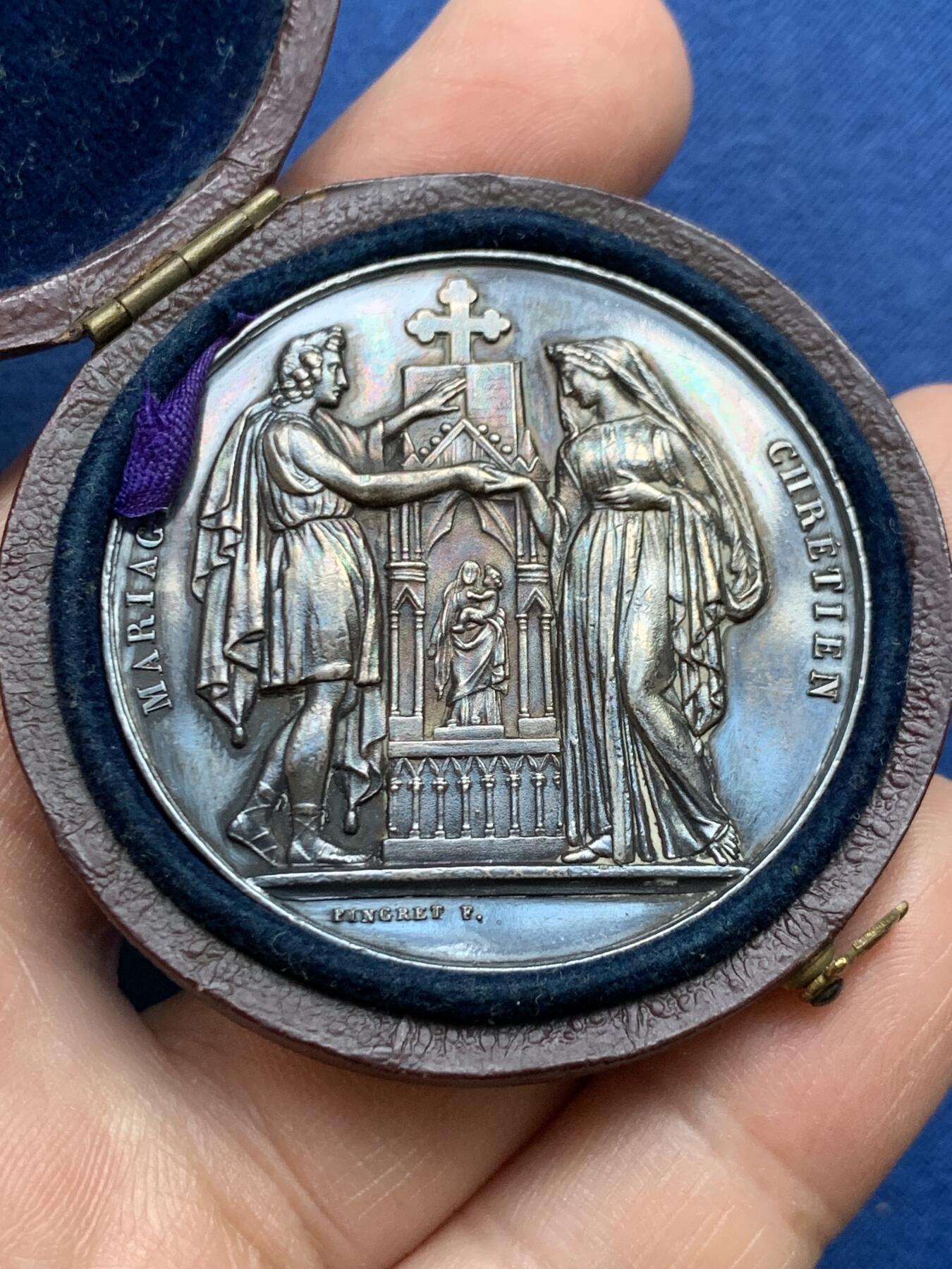 《竞宝斋》第482场 周日，周一 2场连拍 （全场包邮）20级店铺 欢迎送拍 1882年法国主题婚礼纪念大银章，带原盒。正面：刻画新人在基督教祭坛与十字架前宣誓的场景，边缘标注“MARIAGE”与“FIDELITE”，底部有“FRAISSE F.”雕刻师署名，背面：以玫瑰花环环绕花体字母组合，玫瑰象征爱情忠贞，花环设计强化婚姻圆满的寓意。直径：41.2mm，重：31.8g，蜜蜂银标。