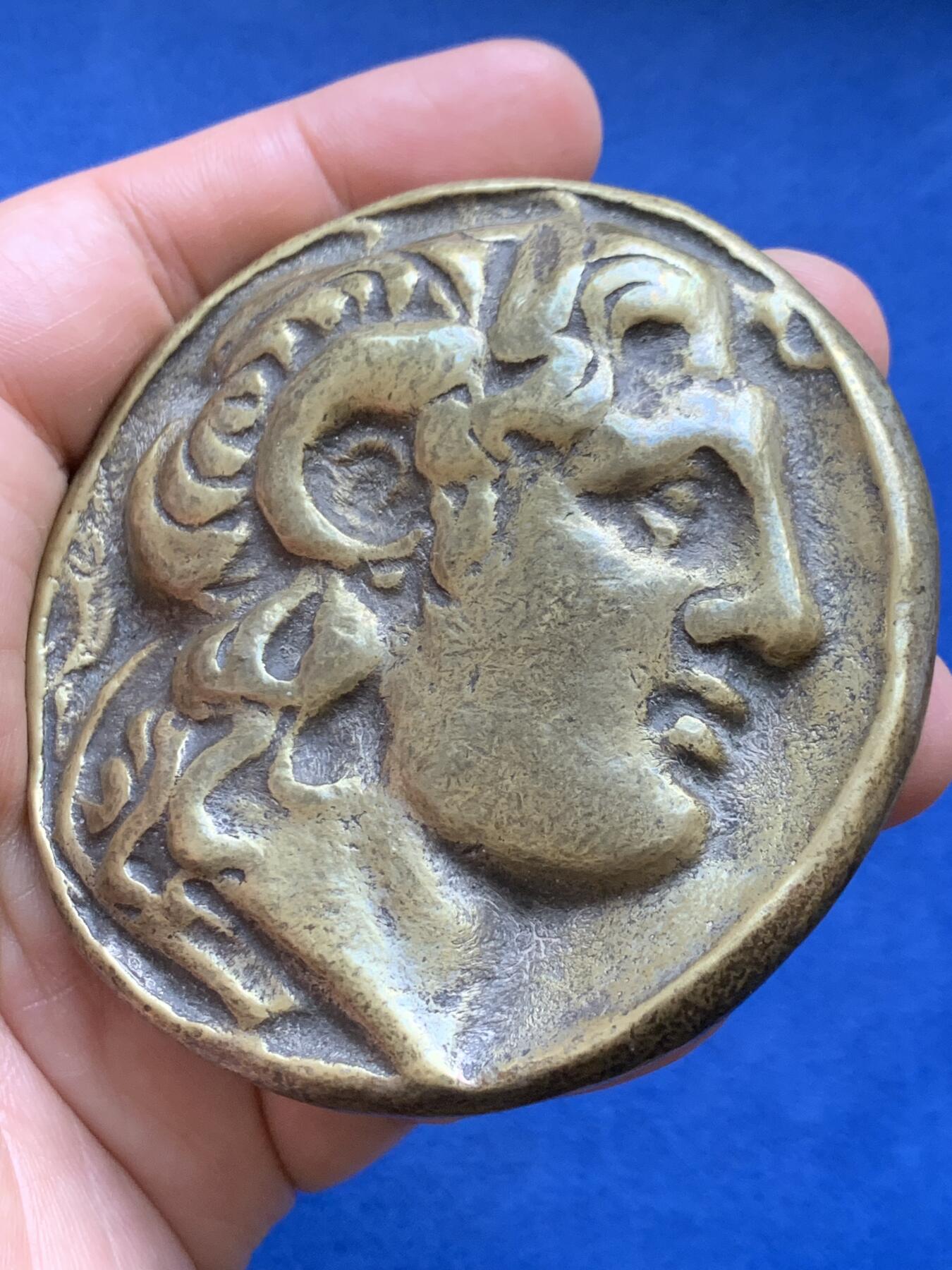 《竞宝斋》第482场 周日，周一 2场连拍 （全场包邮）20级店铺 欢迎送拍 古希腊大力神亚历山大公羊角造型大铜章 240.5克 72.8mm 细节见图