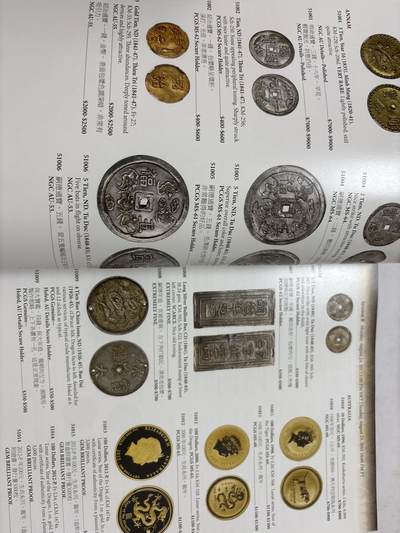 文馨钱币收藏第 303 场，【五一钱币荟，收藏盛宴】长期接代拍业务 2015年 SBP 拍卖目录表，世界各国各朝各代货币成交记录详细介绍目录表，全书共 526 页，厚重。知识丰富全面详细具体，需要的不要错过了，此书不包邮，邮费按实际支付为准