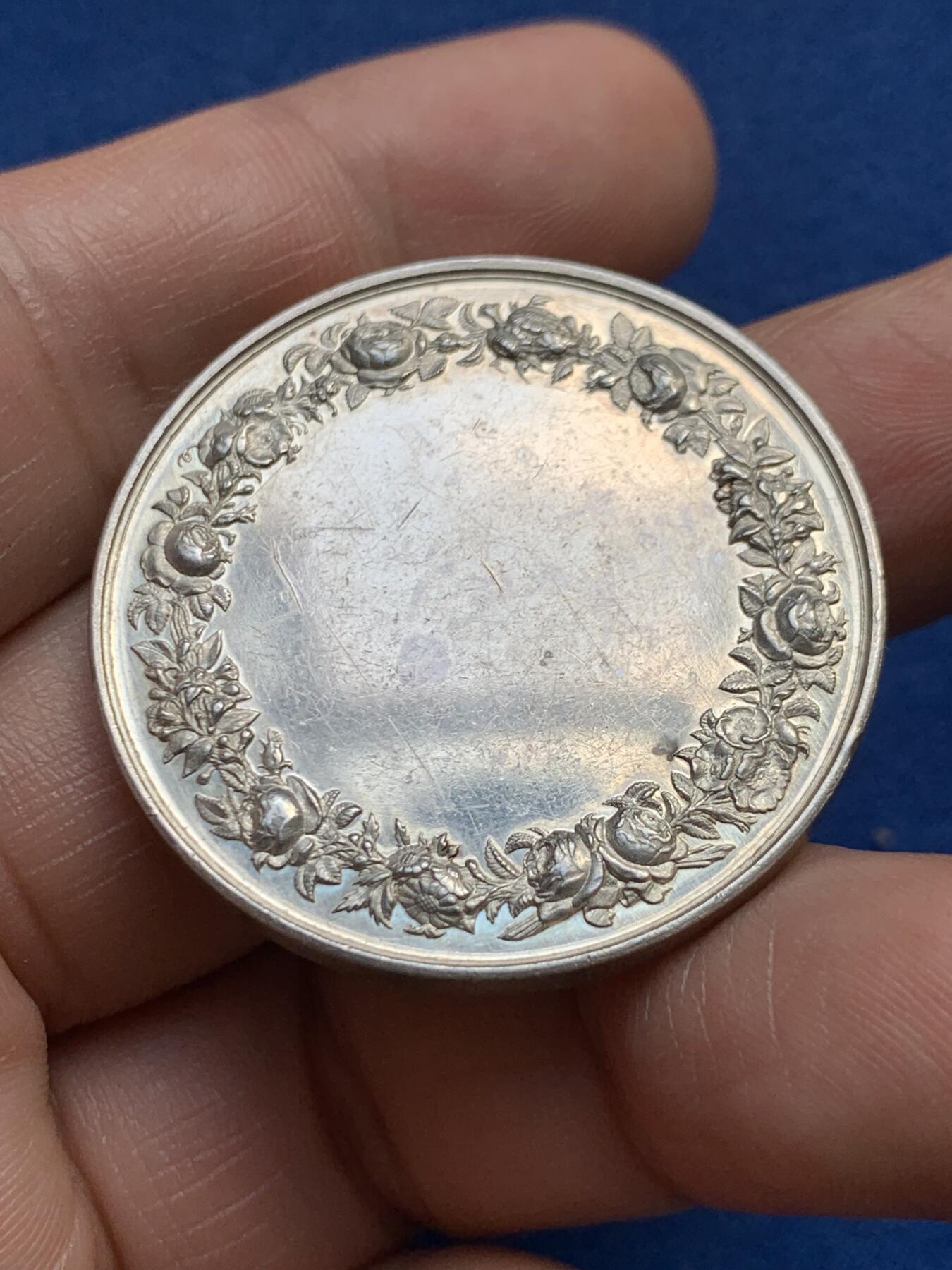 《竞宝斋》第482场 周日，周一 2场连拍 （全场包邮）20级店铺 欢迎送拍 法国结婚纪念银章，22g，36.7mm，蜜蜂边铭，高浮雕