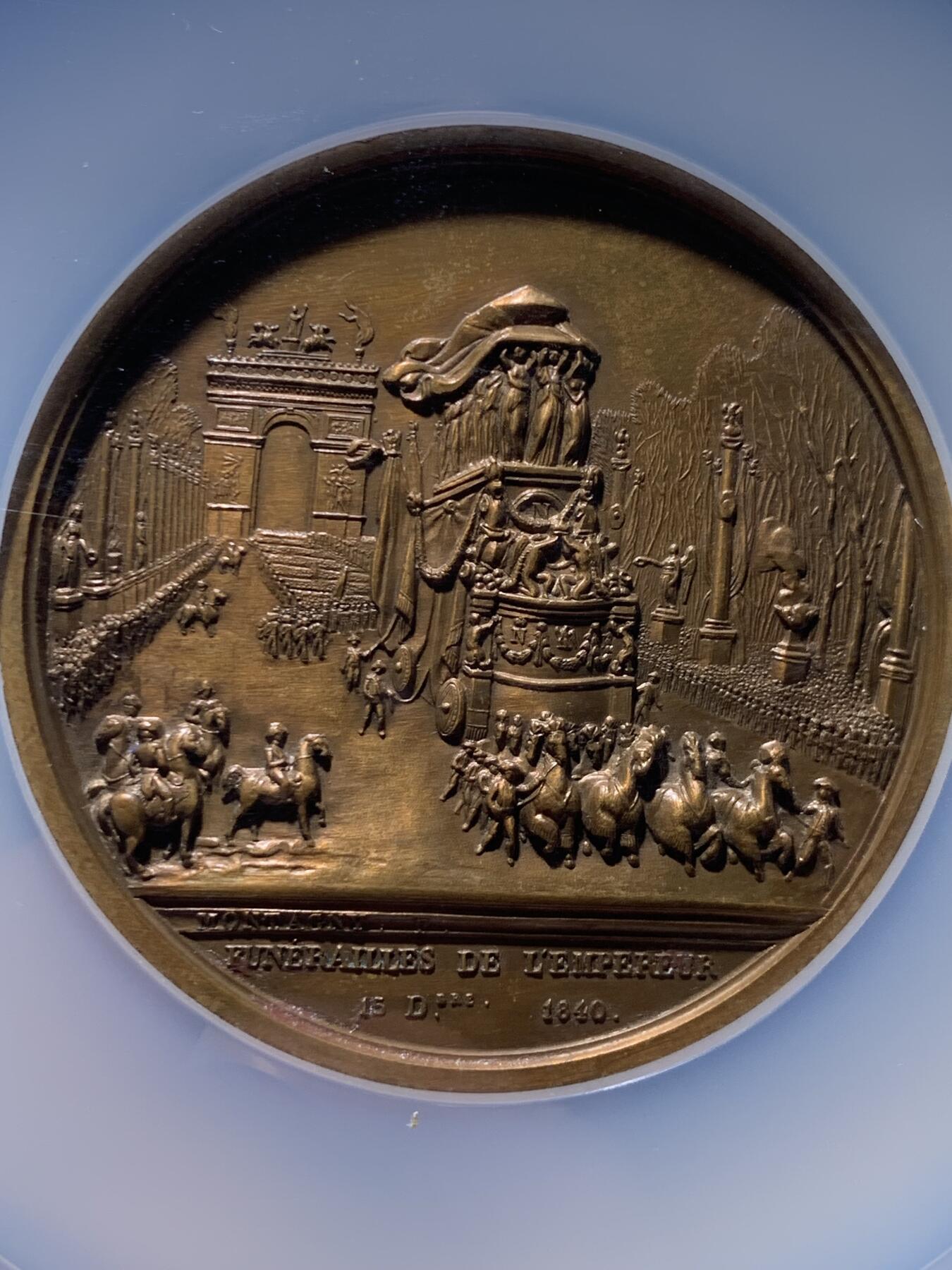 《竞宝斋》第482场 周日，周一 2场连拍 （全场包邮）20级店铺 欢迎送拍 NGC UNCD 法国1840年拿破仑巴黎葬礼大型铜章，场面刻画恢弘大气，在后铸版本里细节体现已经非常好了，直径58.5mm，重105克，加大加厚盒