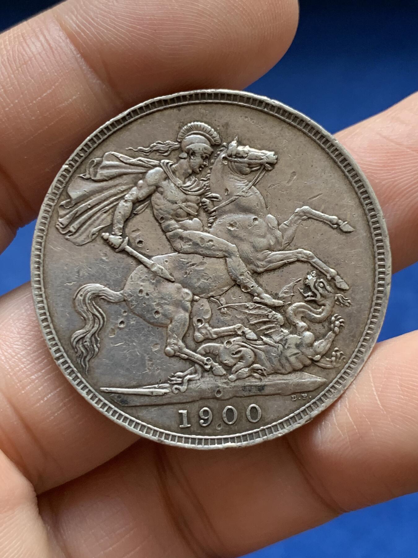 《竞宝斋》第482场 周日，周一 2场连拍 （全场包邮）20级店铺 欢迎送拍 英国1900年维多利亚女皇披纱马剑一克朗银币 背面有戳记 细节见图