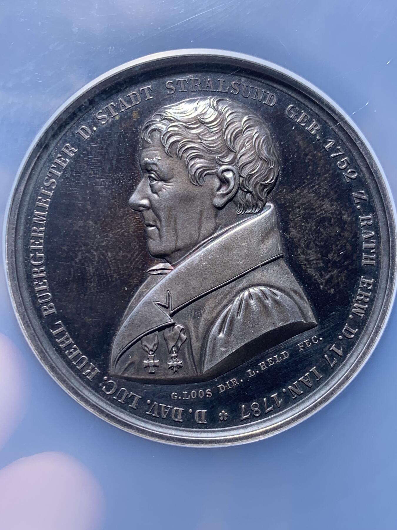 《竞宝斋》第482场 周日，周一 2场连拍 （全场包邮）20级店铺 欢迎送拍 NGC MS62 1837年德国为纪念著名教育家大卫·卢卡斯·屈厄尔（David Lucas Kühl）而制作的大银章，人物雕刻细腻传神，背面纹章图案华丽大气，特别是火烧云般的五彩艳丽包浆，赏心悦目，是一件难得的艺术品。加大盒封装