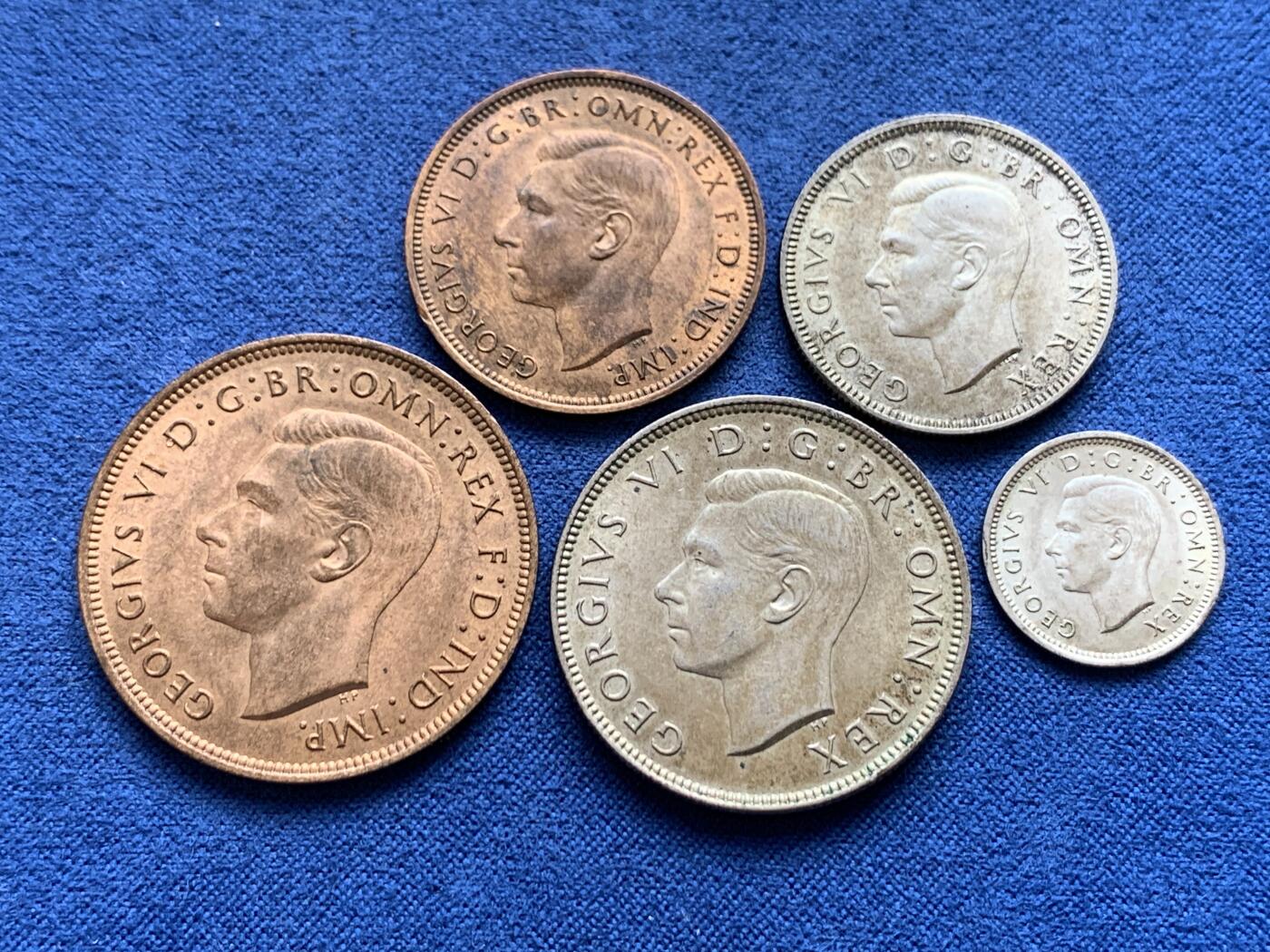 《竞宝斋》第482场 周日，周一 2场连拍 （全场包邮）20级店铺 欢迎送拍 五枚一组 英国1937年半便士，1便士铜币，3便士，1先令，2先令银币，保存不错，细节见图。