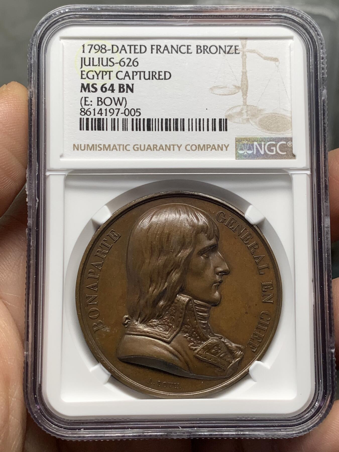 《竞宝斋》第482场 周日，周一 2场连拍 （全场包邮）20级店铺 欢迎送拍 NGC MS64BN 法国拿破仑一世铜章 纪念1798年拿破仑率领法国军队远征埃及 正面为拿破仑·波拿巴右向半身肖像，背面描绘拿破仑骑马在军阵前讲话的场景，远处为埃及金字塔，士兵列队而立，上方铭文“Soldats! du haut de ces pyramides 40 siècles vous contemplent”，意为“士兵们，从这些金字塔的高处，四十个世纪在注视着你们”。加厚盒封装