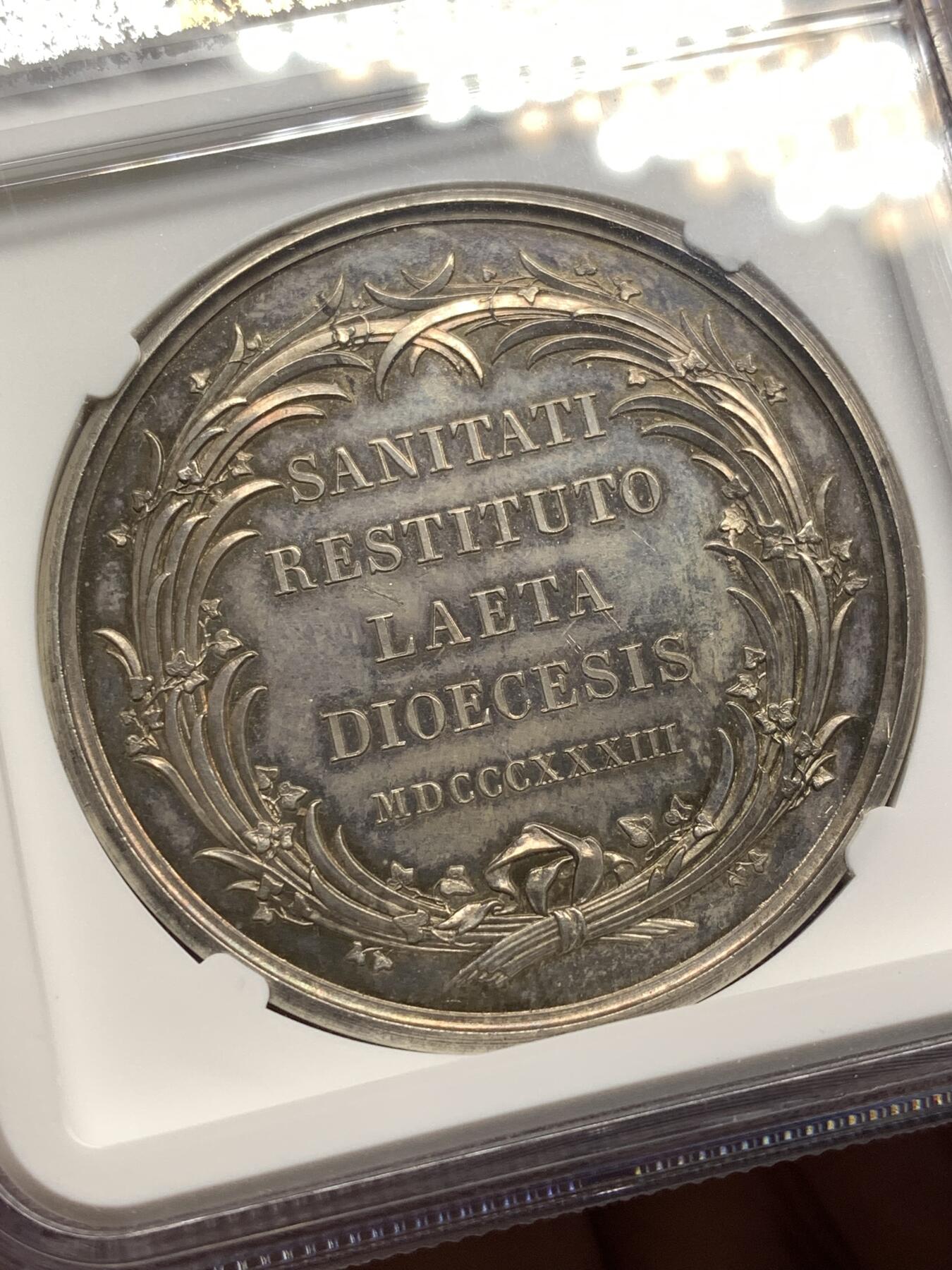 《竞宝斋》第482场 周日，周一 2场连拍 （全场包邮）20级店铺 欢迎送拍 NGC MS63 德国 1833年科隆费迪南德奥古斯塔主教纪念大银章，加厚盒，人物高浮雕，炫五彩包浆，早期德国高艺术性银章，细节雕刻极佳。盒子右侧有损，细节见图。