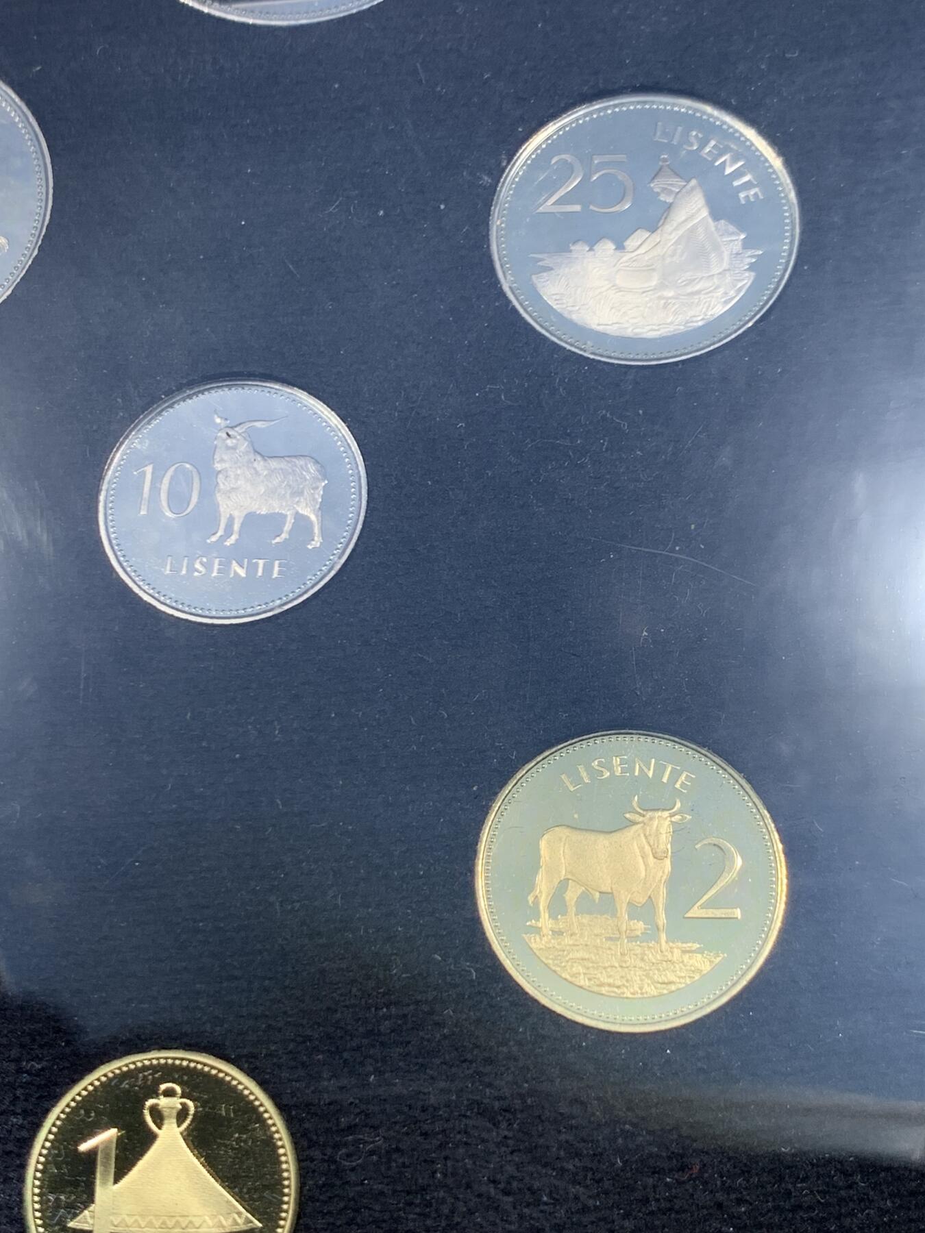 《竞宝斋》第482场 周日，周一 2场连拍 （全场包邮）20级店铺 欢迎送拍 莱索托1979年首套流通币套装，全套7枚，原装原盒，品相很美，莱索托建国首套货币，历史意义重大，非洲钱币收藏精品，成套少见。