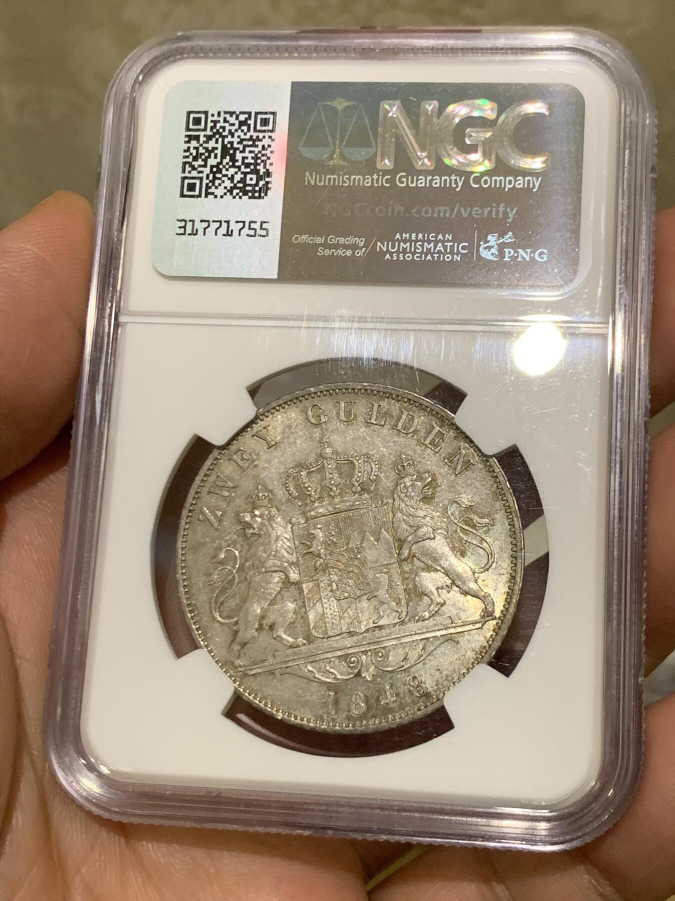 《竞宝斋》第482场 周日，周一 2场连拍 （全场包邮）20级店铺 欢迎送拍 亚军分 NGC MS64 德国1848年巴伐利亚双狮流通2盾大银币，马克西米利安二世，2泰勒同款的双狮盾徽设计。环彩包浆，底板丝滑。流通充分的品种，高分实际比2泰勒更少，更高仅有1枚