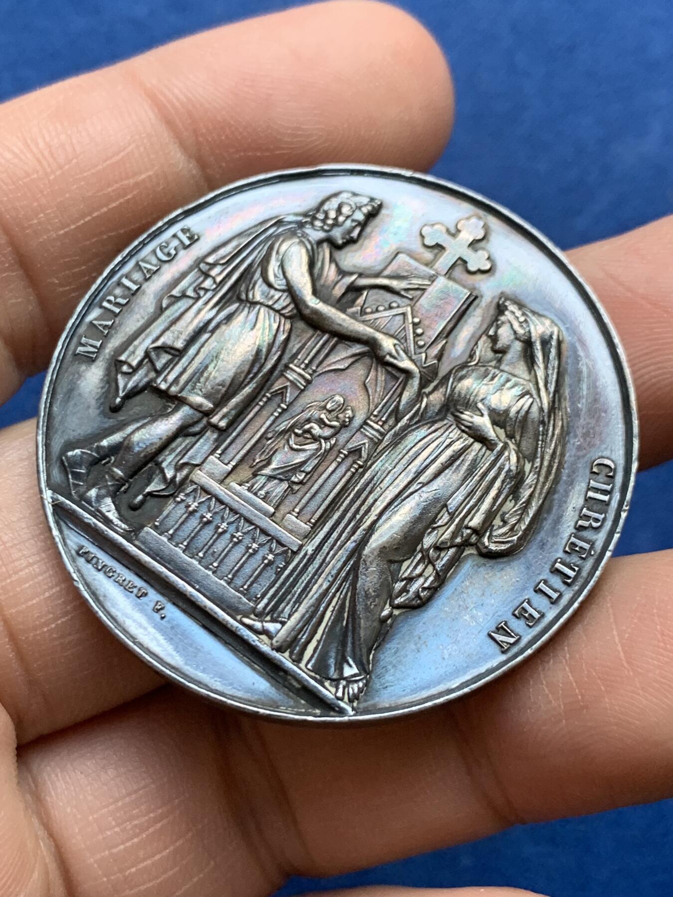 《竞宝斋》第482场 周日，周一 2场连拍 （全场包邮）20级店铺 欢迎送拍 1882年法国主题婚礼纪念大银章，带原盒。正面：刻画新人在基督教祭坛与十字架前宣誓的场景，边缘标注“MARIAGE”与“FIDELITE”，底部有“FRAISSE F.”雕刻师署名，背面：以玫瑰花环环绕花体字母组合，玫瑰象征爱情忠贞，花环设计强化婚姻圆满的寓意。直径：41.2mm，重：31.8g，蜜蜂银标。