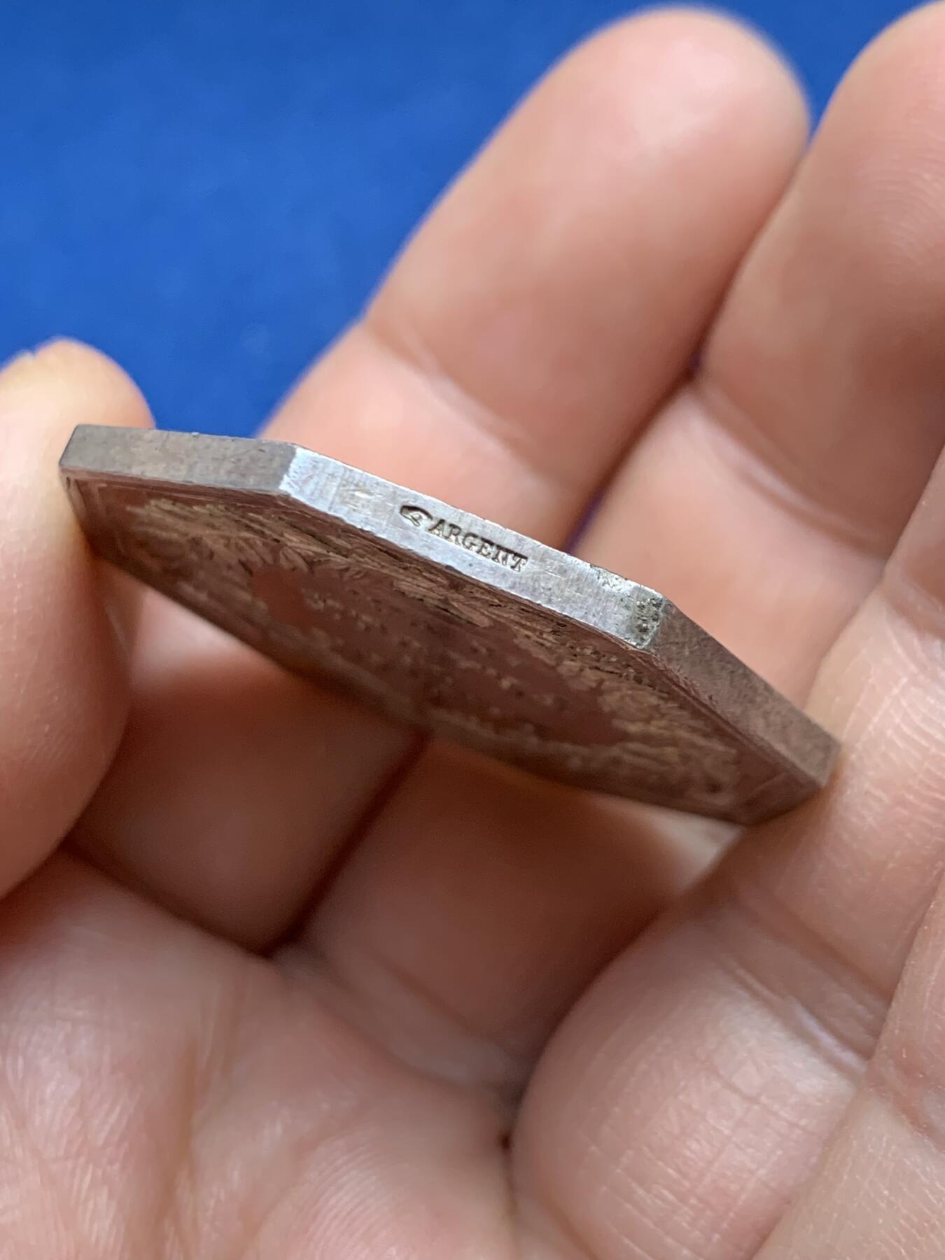 《竞宝斋》第482场 周日，周一 2场连拍 （全场包邮）20级店铺 欢迎送拍 早期法兰西银行八角银质代币 24.8克 36.4mm 手指银标