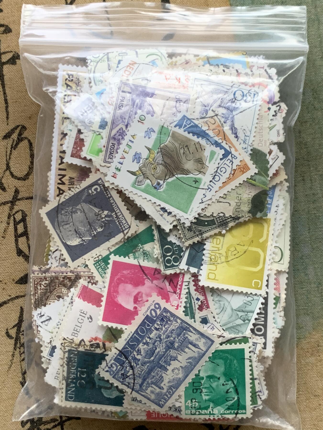 《竞宝斋》第482场 周日，周一 2场连拍 （全场包邮）20级店铺 欢迎送拍 世界邮票一组 细节见图 连袋子总重40.8克 数量巨多