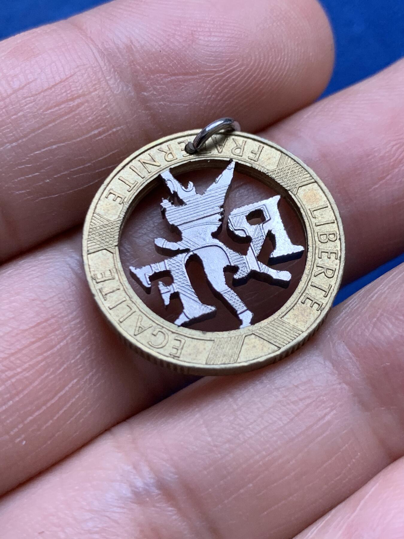 《竞宝斋》第482场 周日，周一 2场连拍 （全场包邮）20级店铺 欢迎送拍 法国10法郎自由精灵硬币镂空自制吊坠 重约4.5克 22.7mm